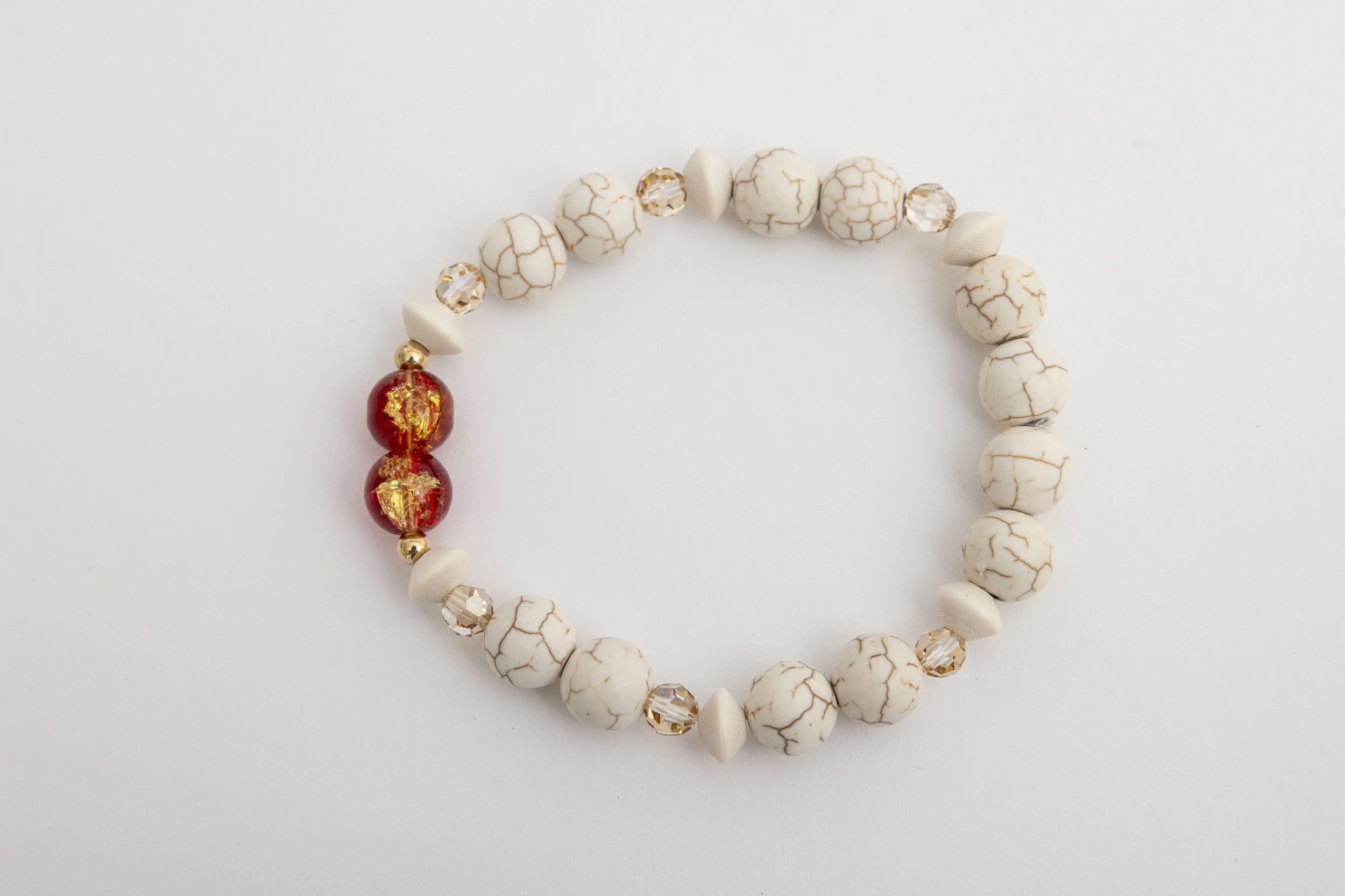 Howlite with red beads-fond blanc_10A4245.jpg