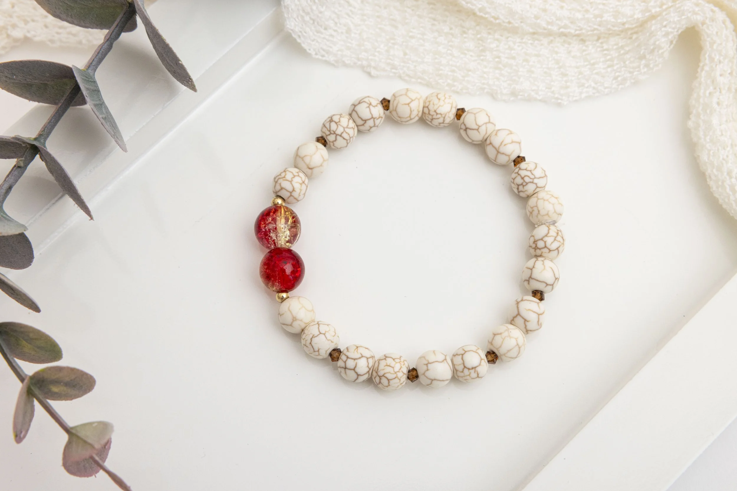 Howlite with Topaz-fond avec châle_10A4095.jpg