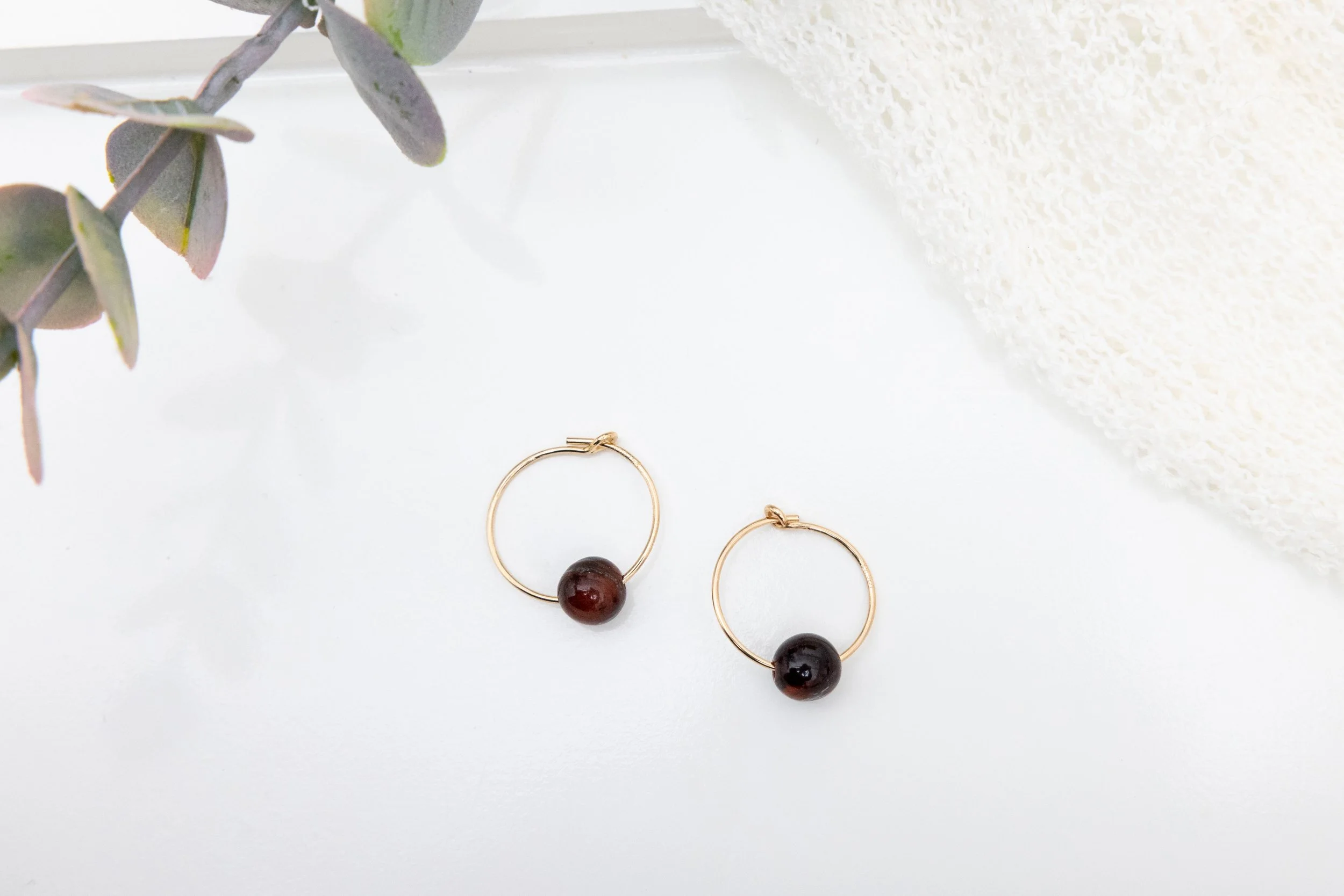 Boucles d’oreilles en or 14 K & œil de tigre rouge