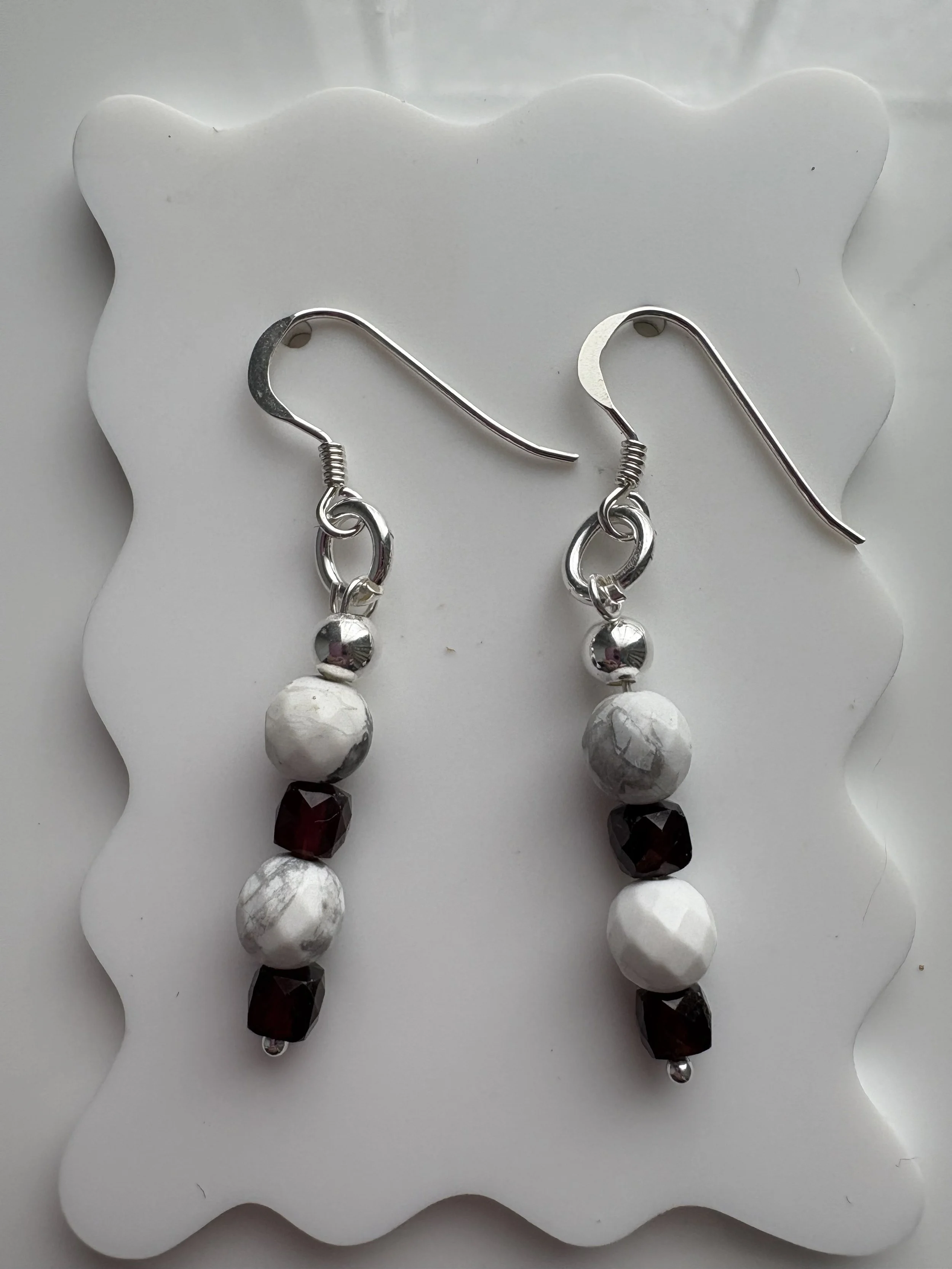 Boucles d’oreilles en howlite blanche facettée & grenat rouge – Argent sterling 925