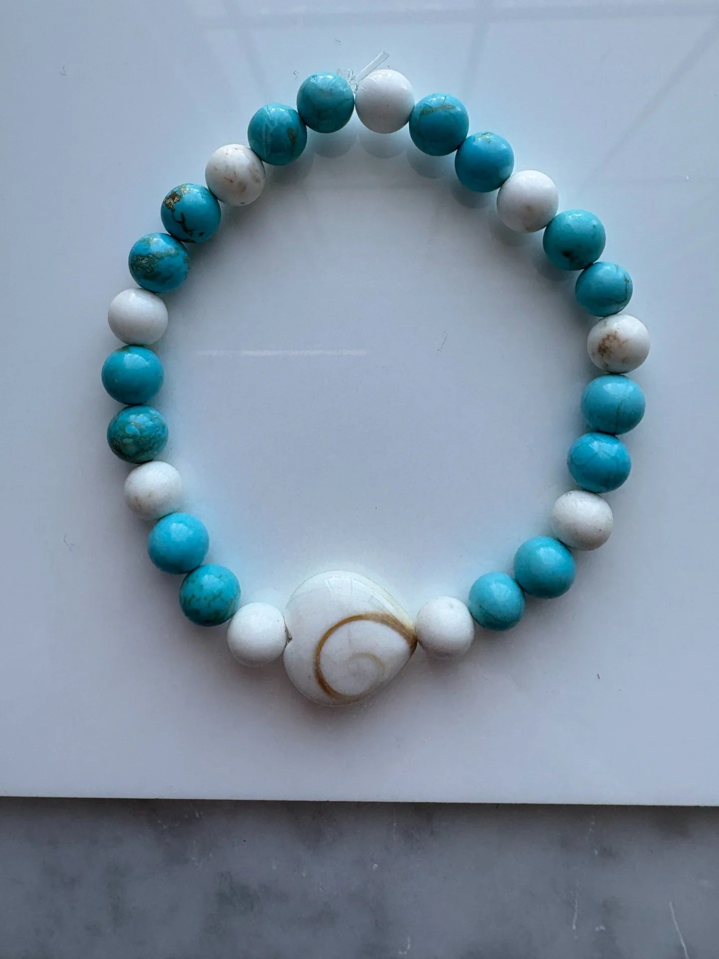 Bracelet en magnésite bleue, magnésite blanche & cœur Shiva