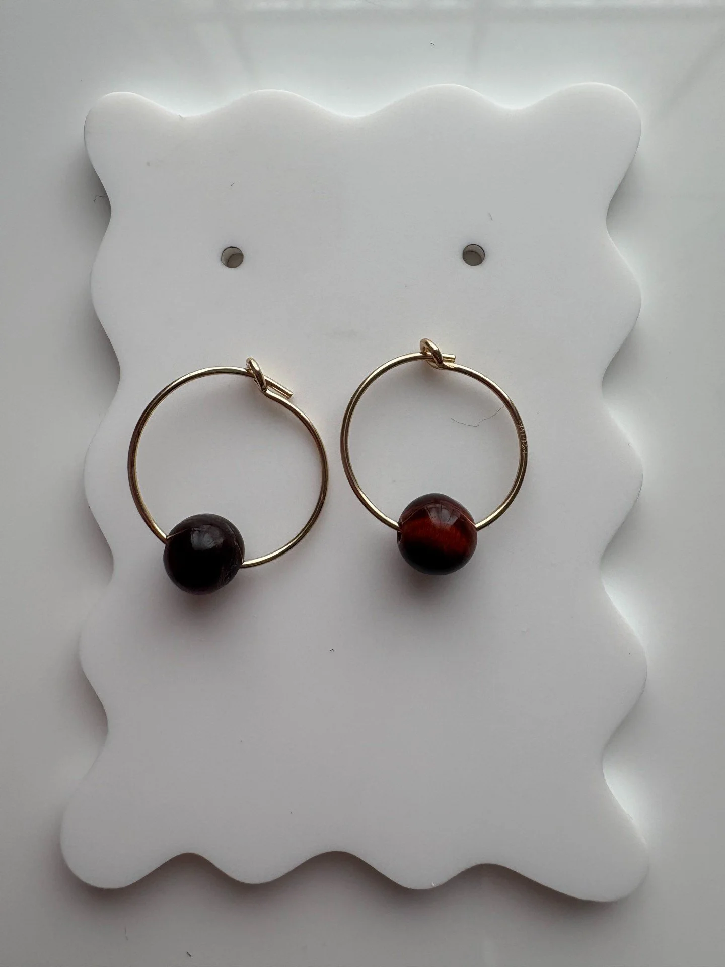 Boucles d’oreilles en or 14 K & œil de tigre rouge