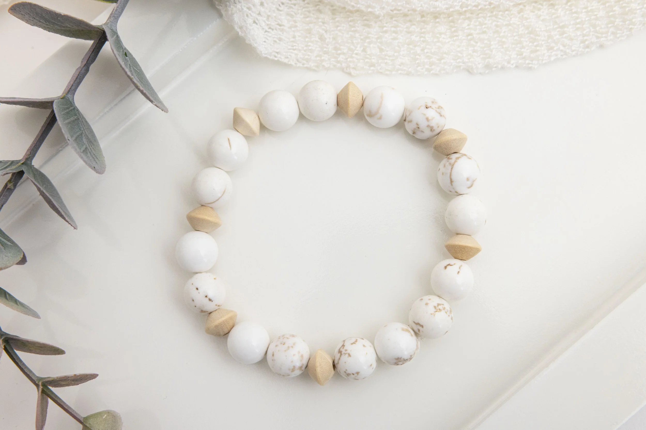 Bracelet en magnésite & bicônes en bois beige