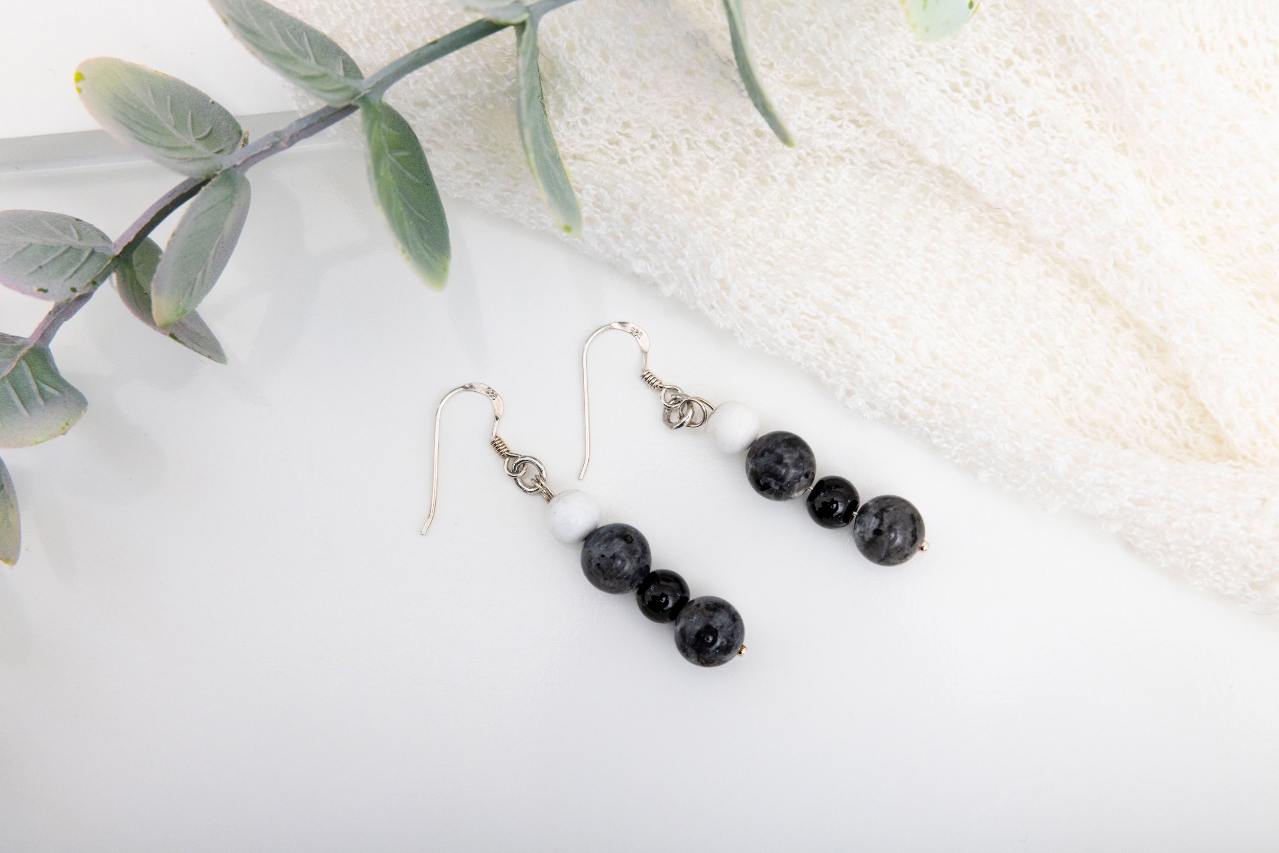 Boucles d’oreilles en labradorite, onyx noir & howlite blanche – Argent sterling 925