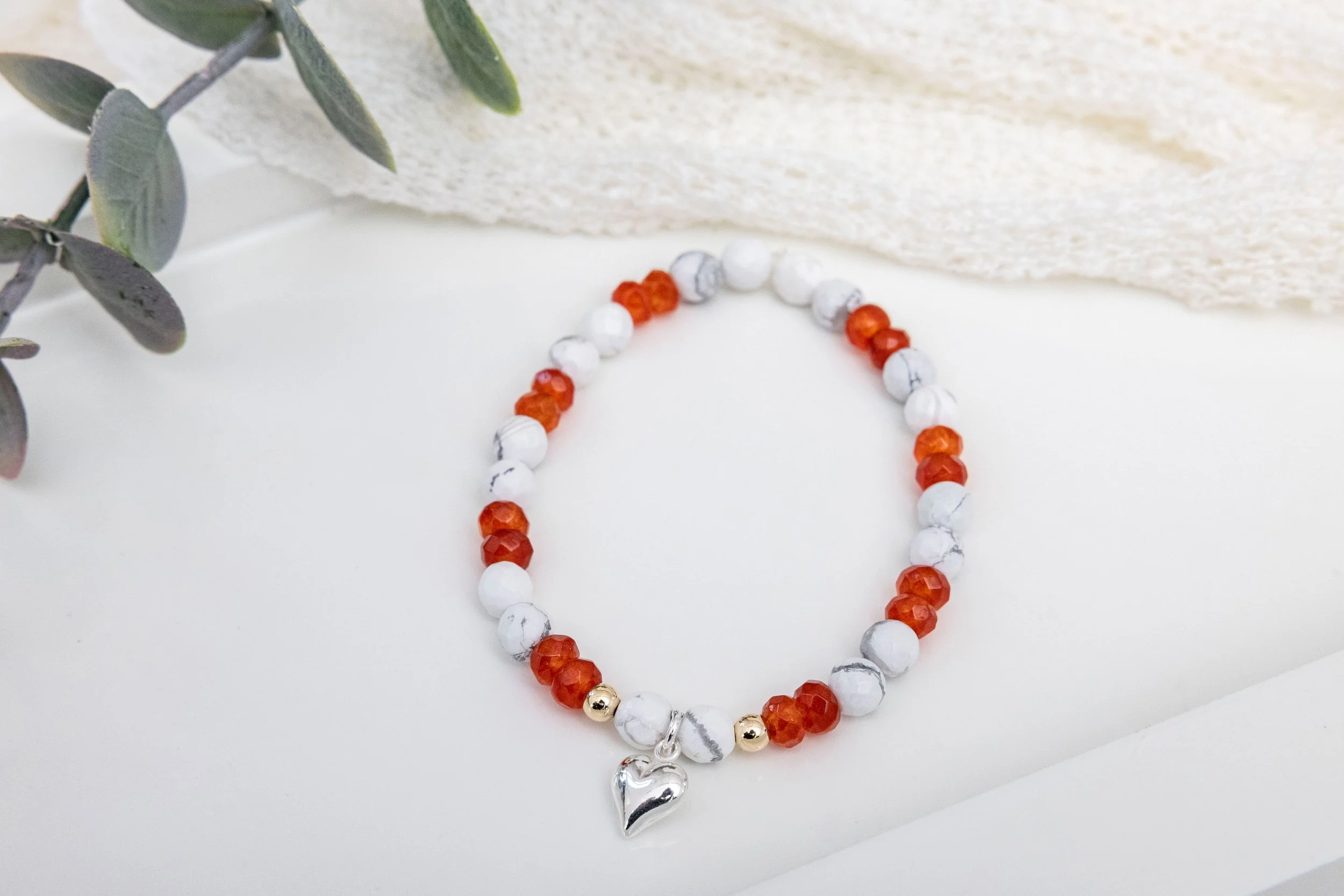 Bracelet en howlite blanche, cornaline orange, or 14K & cœur puffy en argent sterling