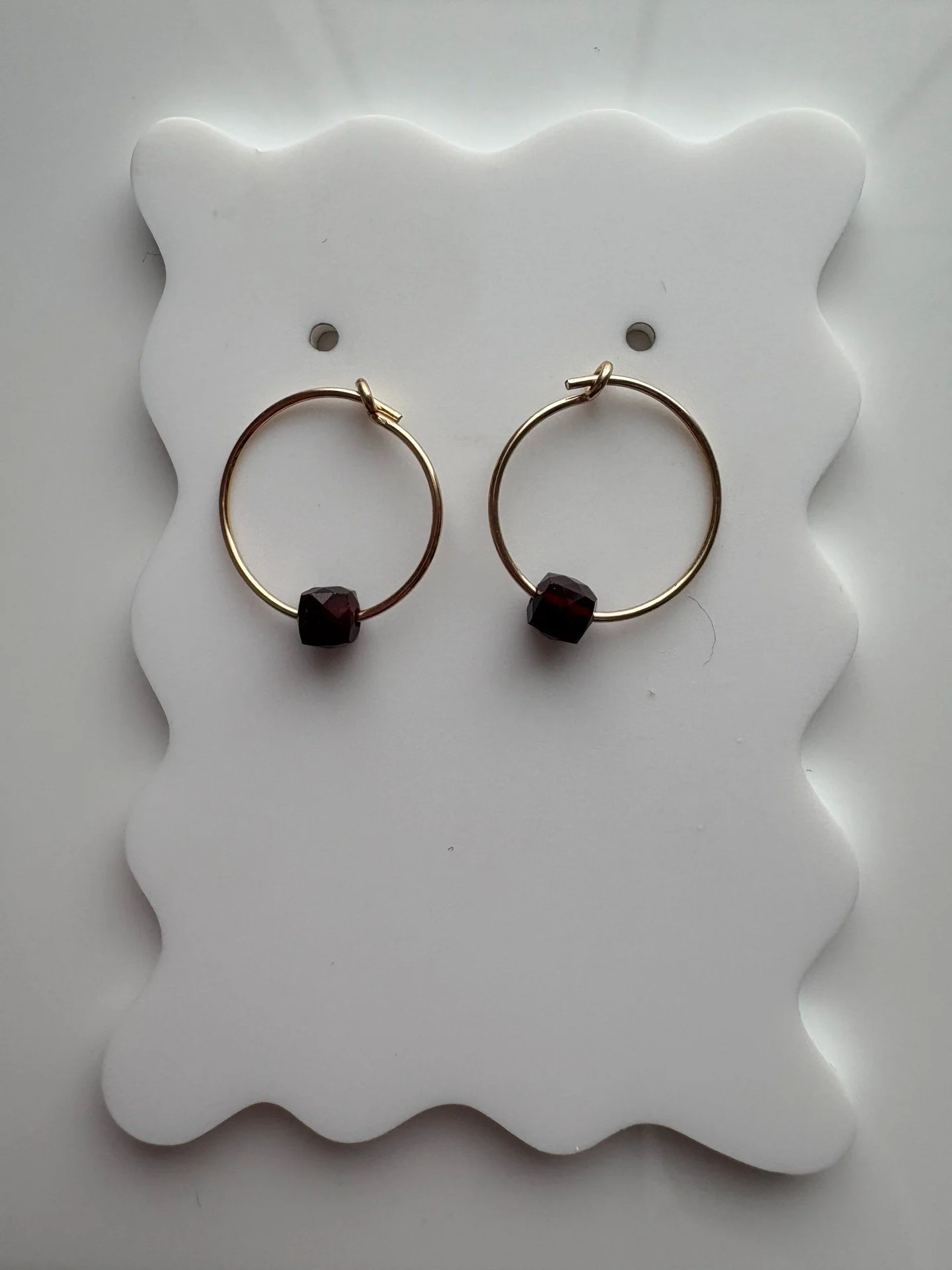 Boucles d’oreilles en or 14 K & grenat facetté