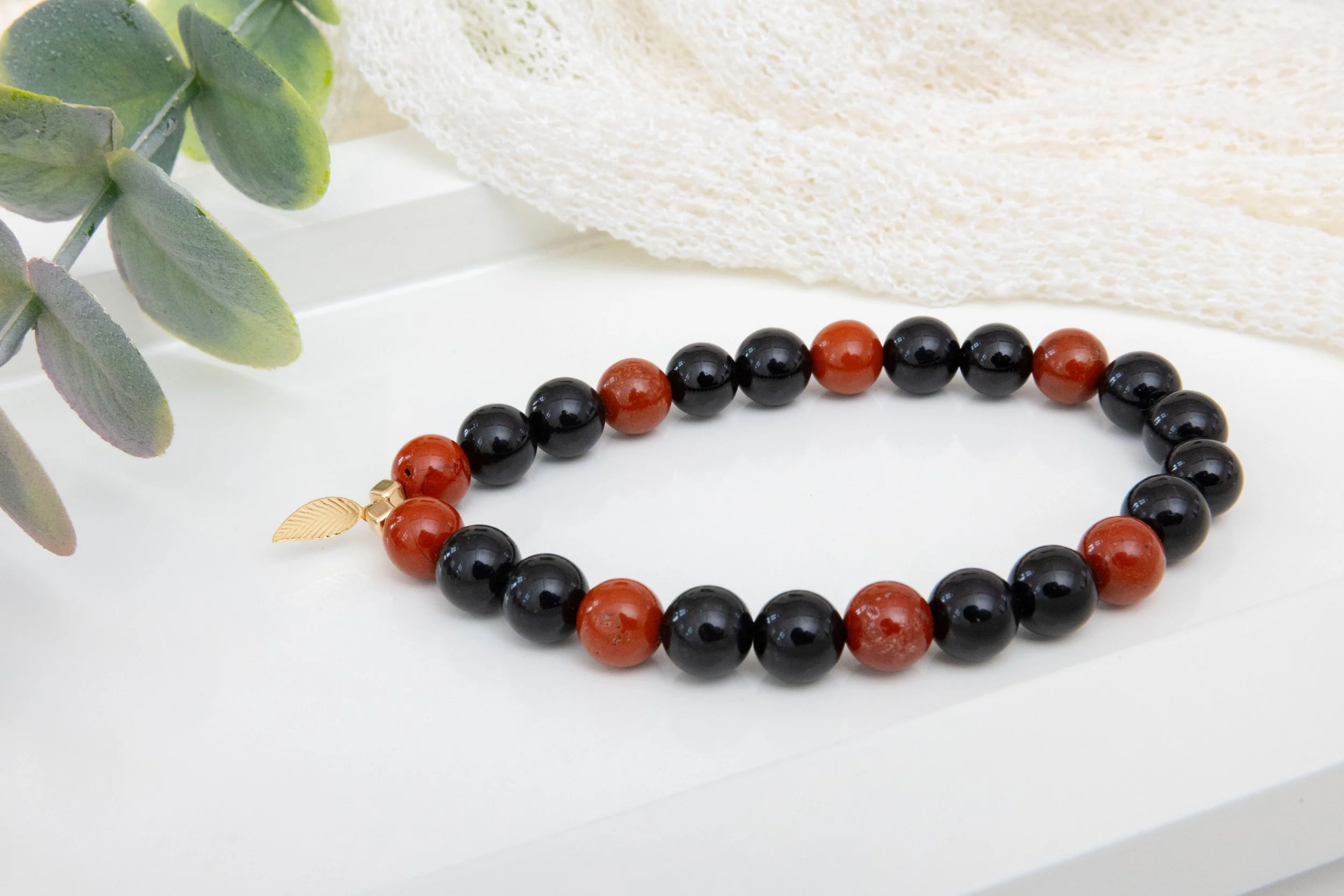 Bracelet Jaspe Rouge & Onyx Noir avec Cubes et Feuille en Or 14K