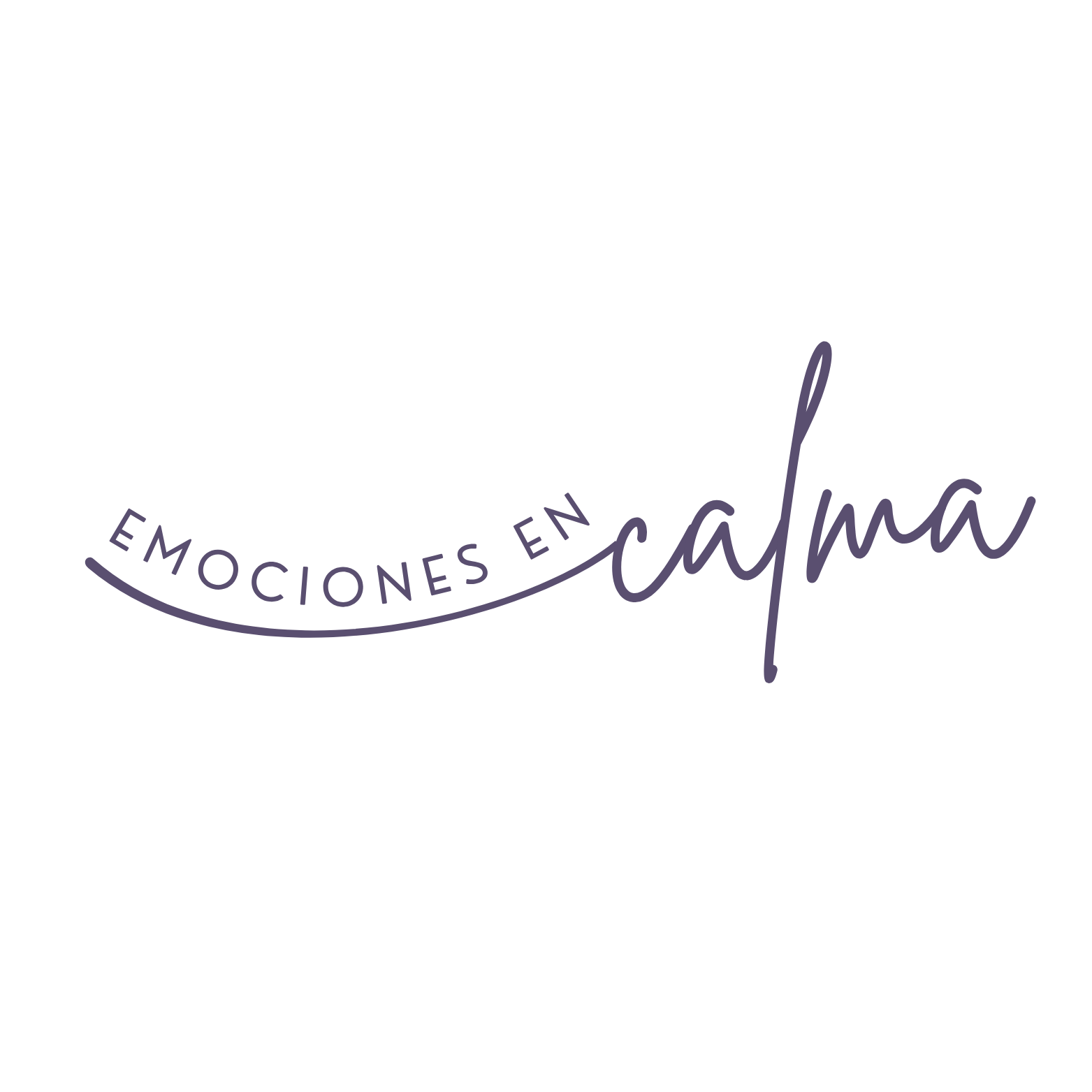 Logotipo con texto que dice 'Emociones en camping' en letras moradas y negras, con un diseño de línea curva bajo el texto 'Emociones en'.