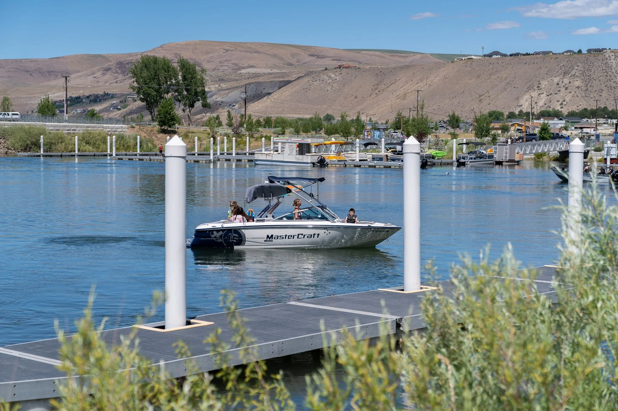 Powerboat cruising through the Crescent Bar marina on the Columbia River