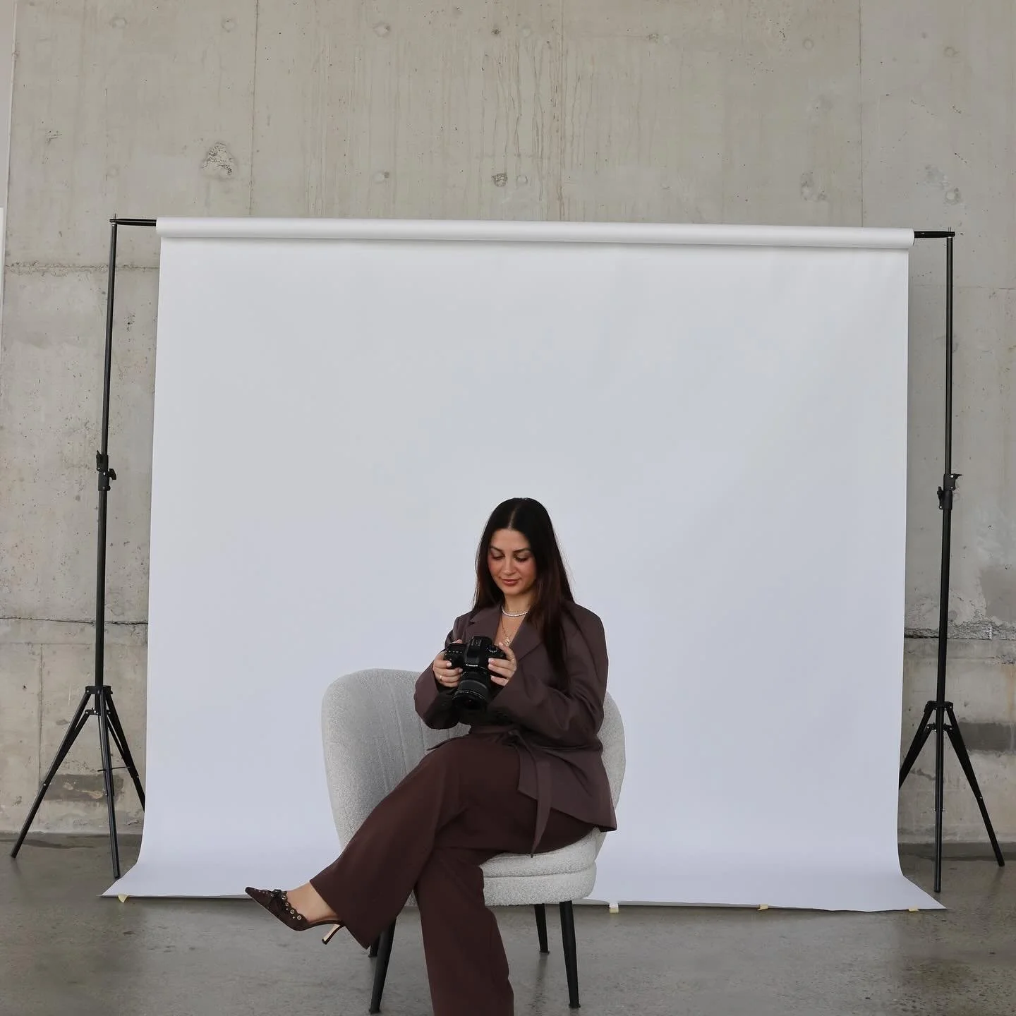 Did you know we have a white paper roll backdrop ready for your shoot? @captured.bys taken in our studio 🤍

#creativestudio #sydneystudio #contentcreator