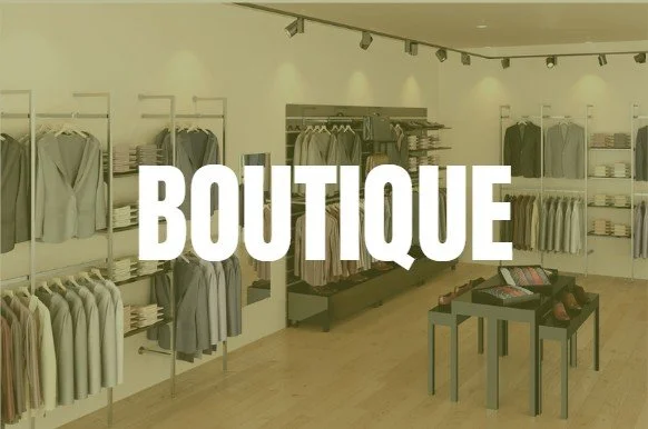 Interior d'une boutique de vêtements avec des étagères et des vêtements suspendus, et le mot "BOUTIQUE" en surimpression.