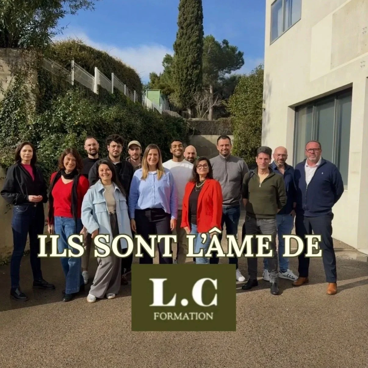 Groupe de cinq personnes souriantes devant un bâtiment avec un logo de Dragons Catalans et un panneau indiquant la gestion d'entreprise, à l'occasion d'un parrainage de l'équipe par LC Formation le 18 avril 2026.