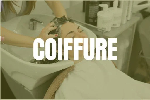 Une femme en coiffure dans un salon de beauté, recevant un soin capillaire, avec le mot 'COIFFURE' en gros dans l'image.