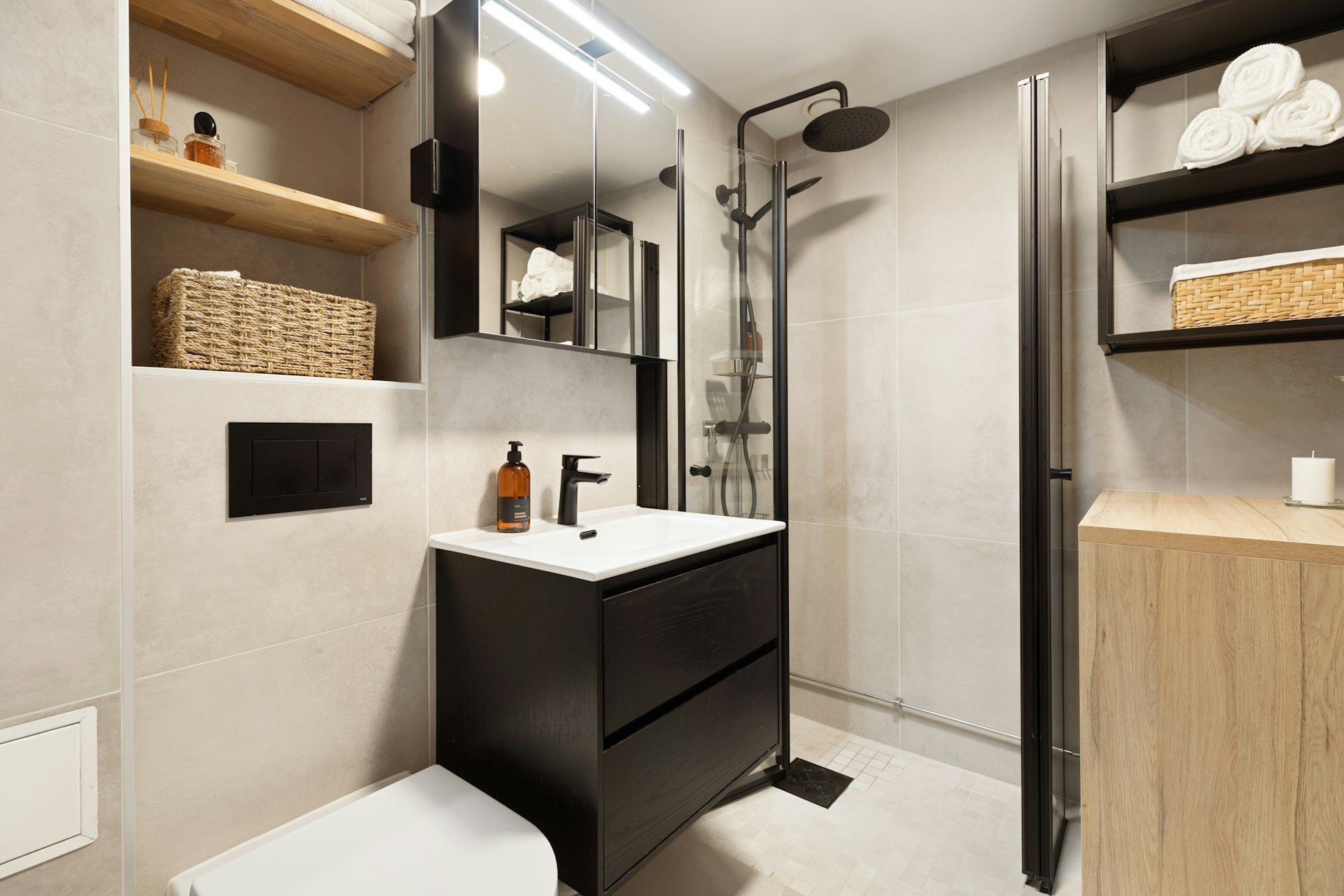 Built-In Bathroom Cabinets That Make the Most of Small Spaces