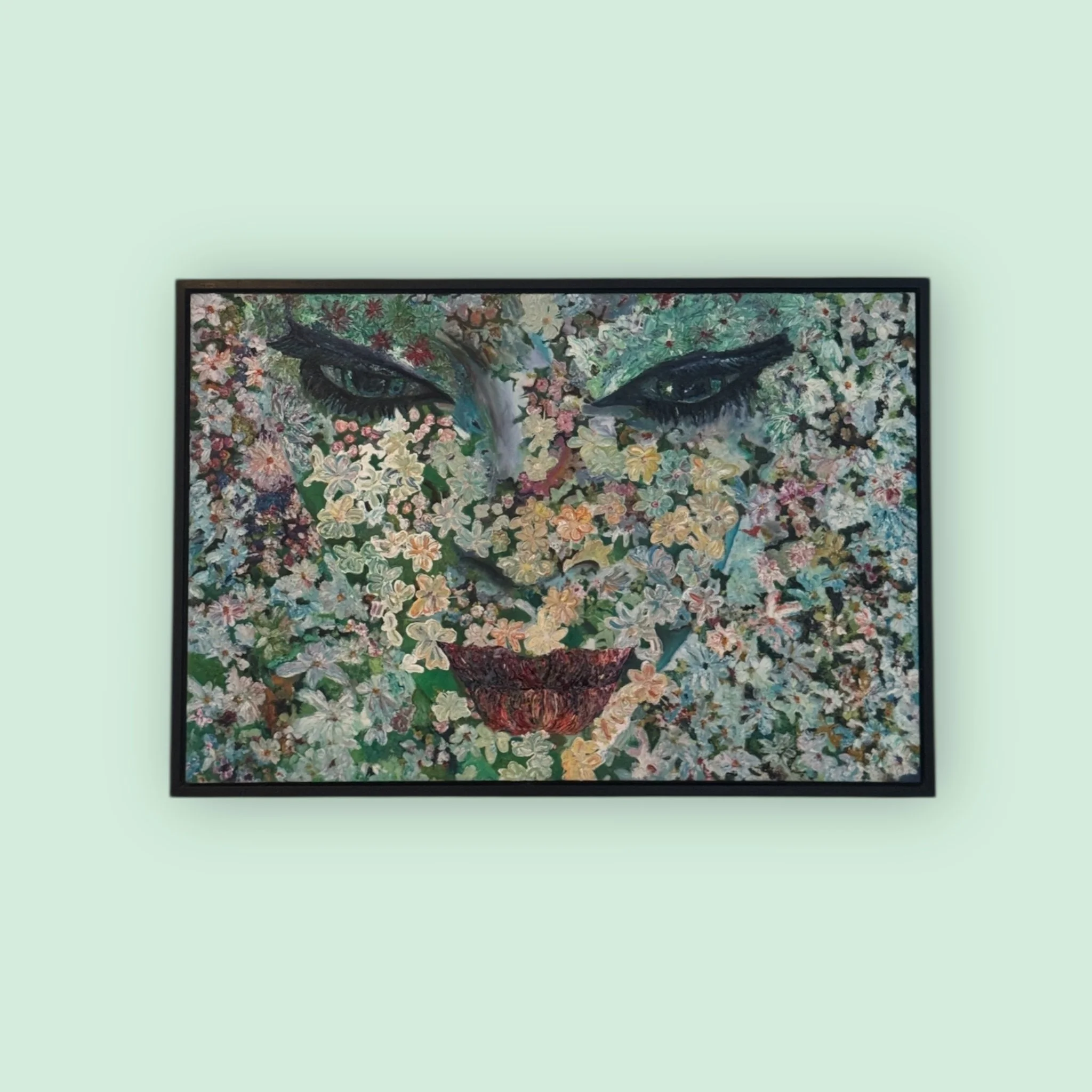 Gemälde einer Frauen-Gesicht mit blühendem Blumenmuster