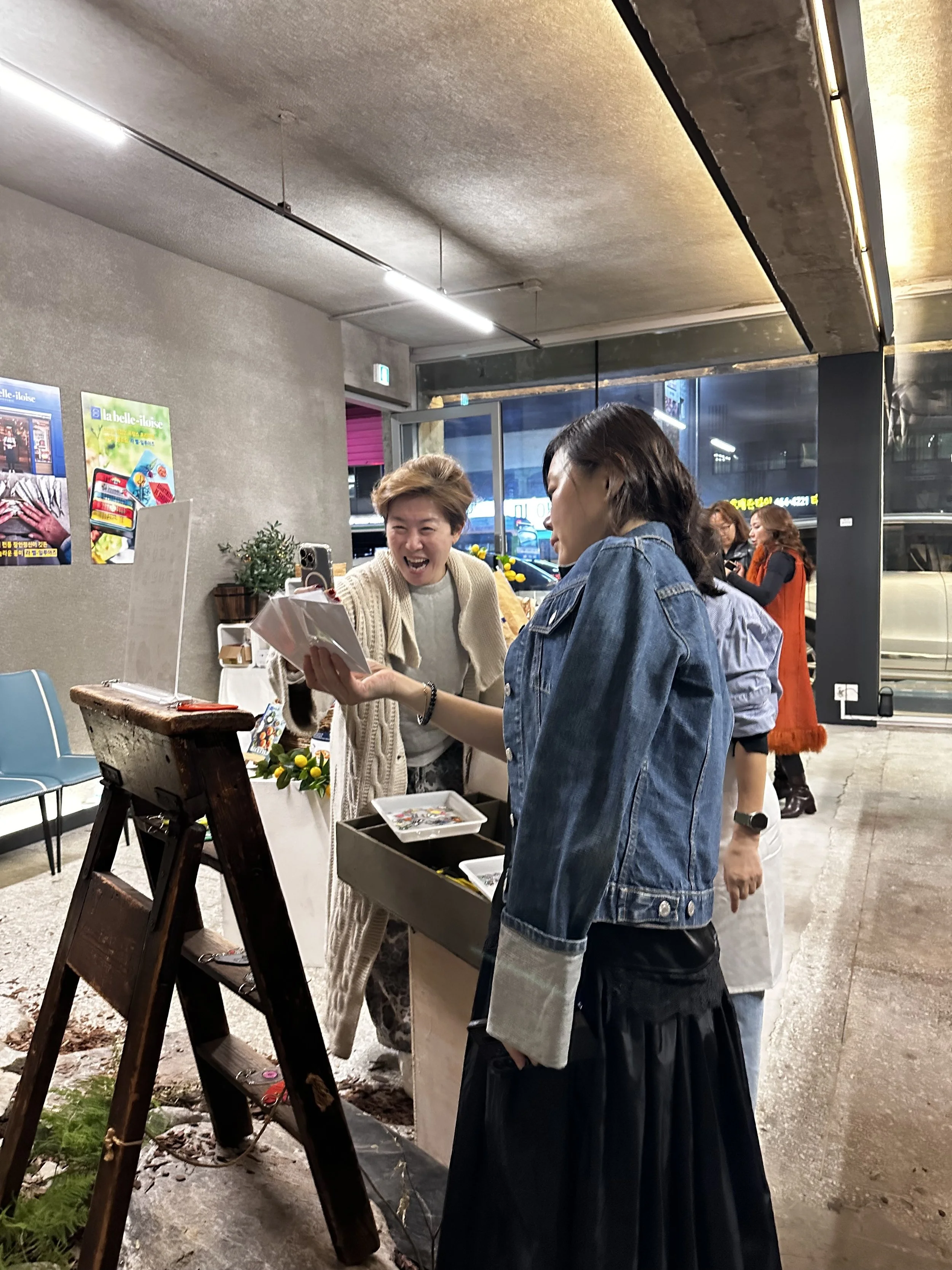 06-Realworld-seongsu-popup-customers.jpg