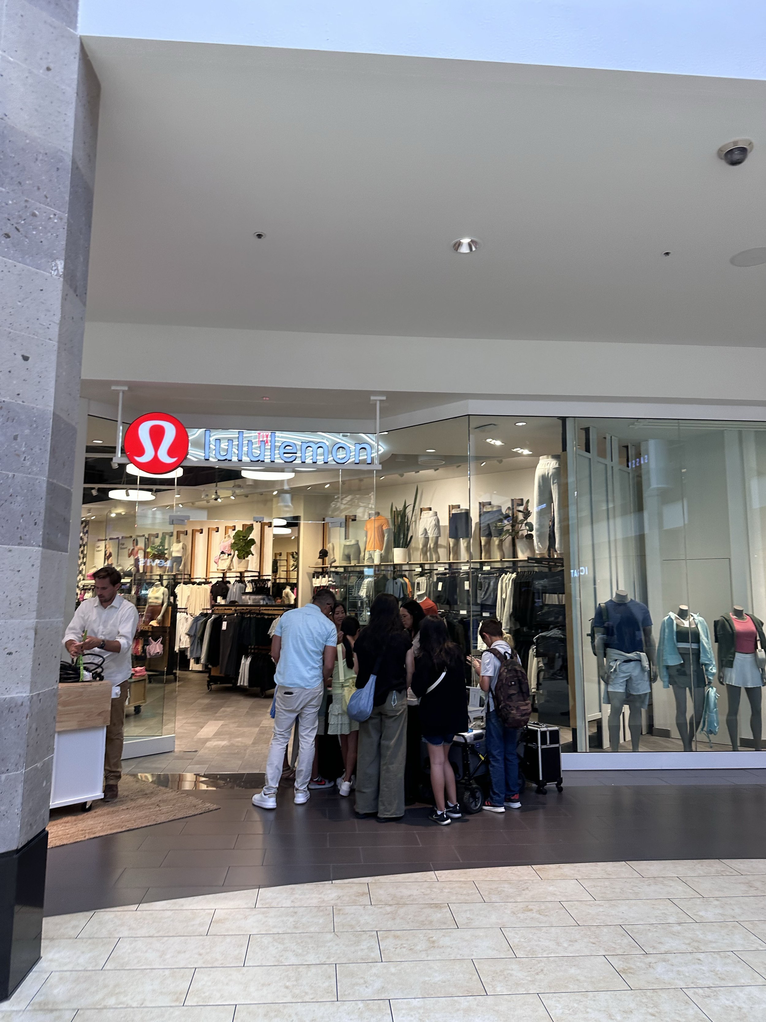 06-RealWorld-Lululemon-Popup-2024-storesign-age14.jpg