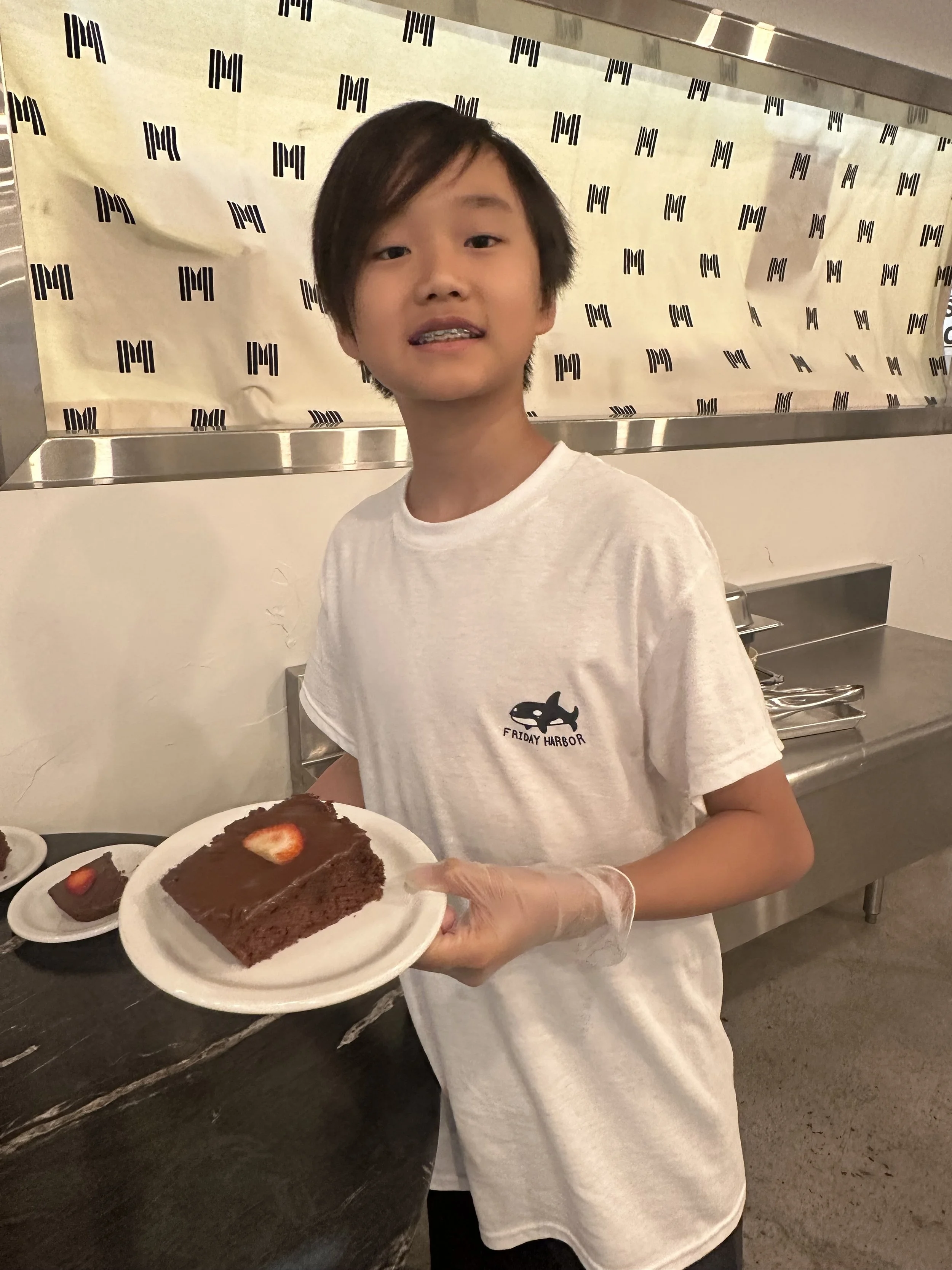 06-RealWorld-working-at-hotel-serving-2023-age13.jpg