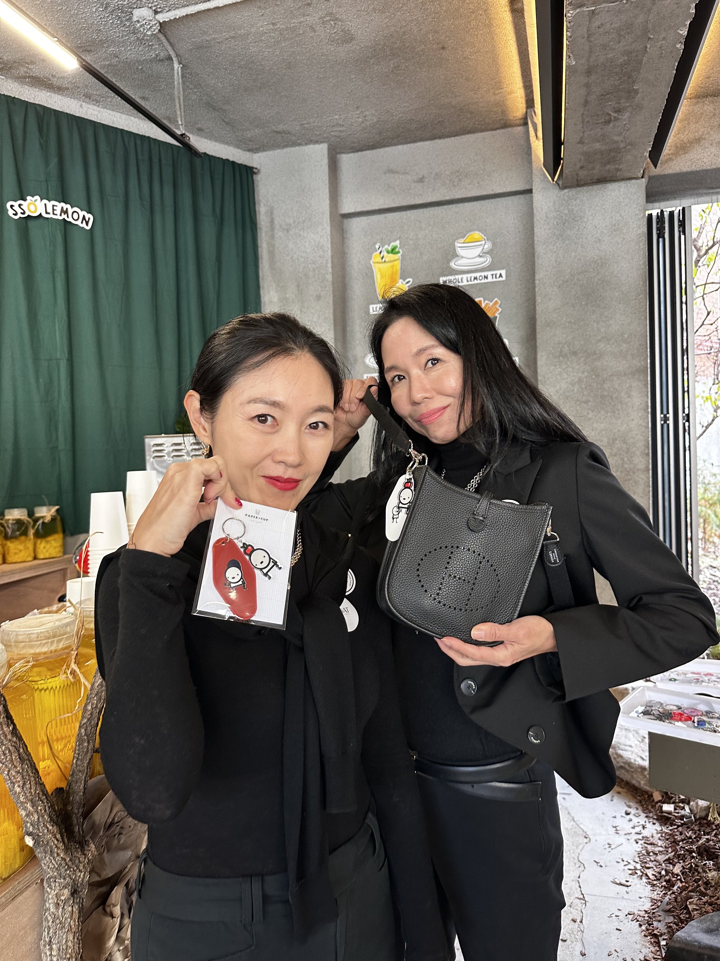 06-Realworld-seongsu-popup-customers2.jpg