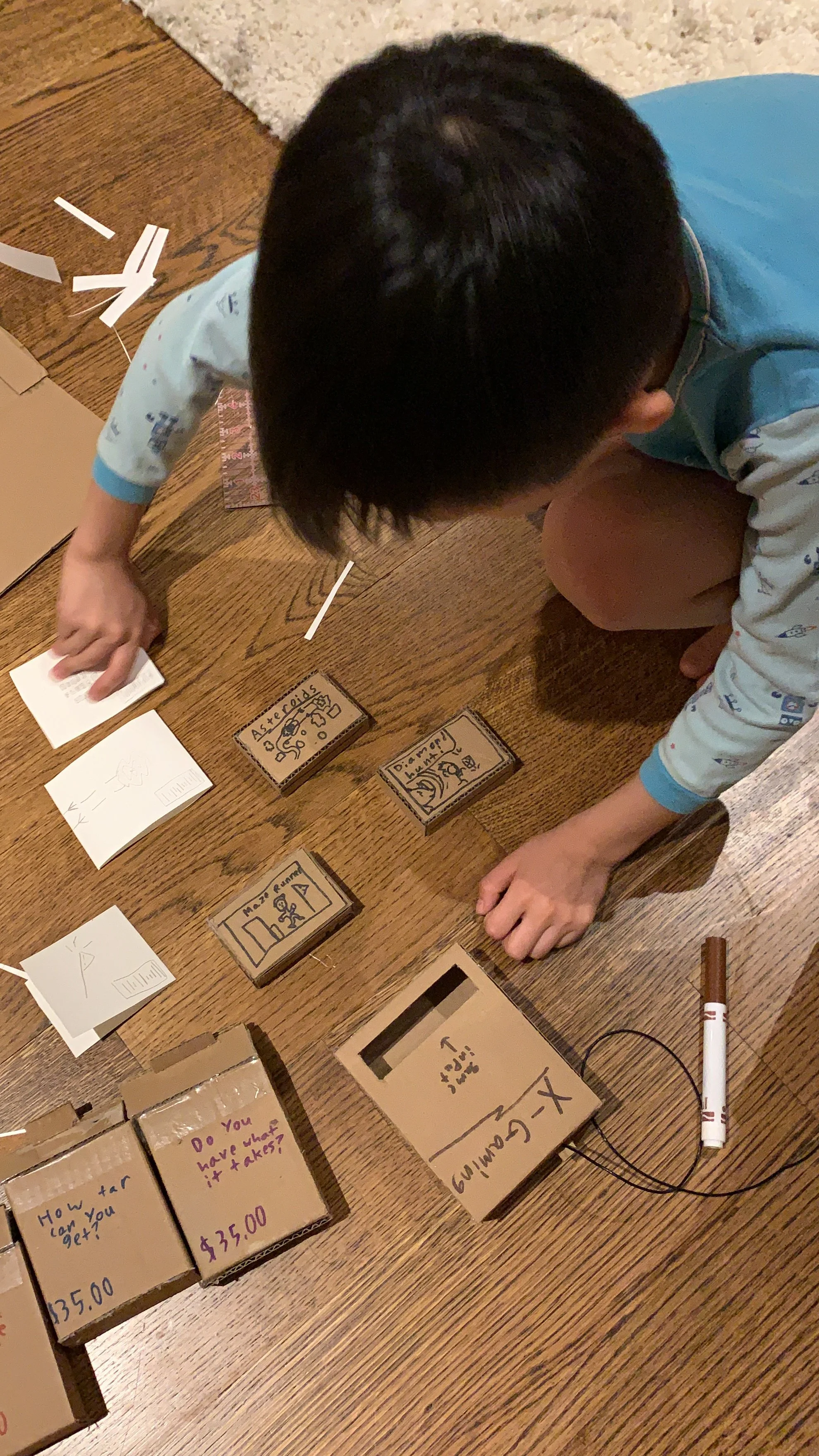 01-EarlyMaker-cardboard-console-overview-2019-age8.jpg
