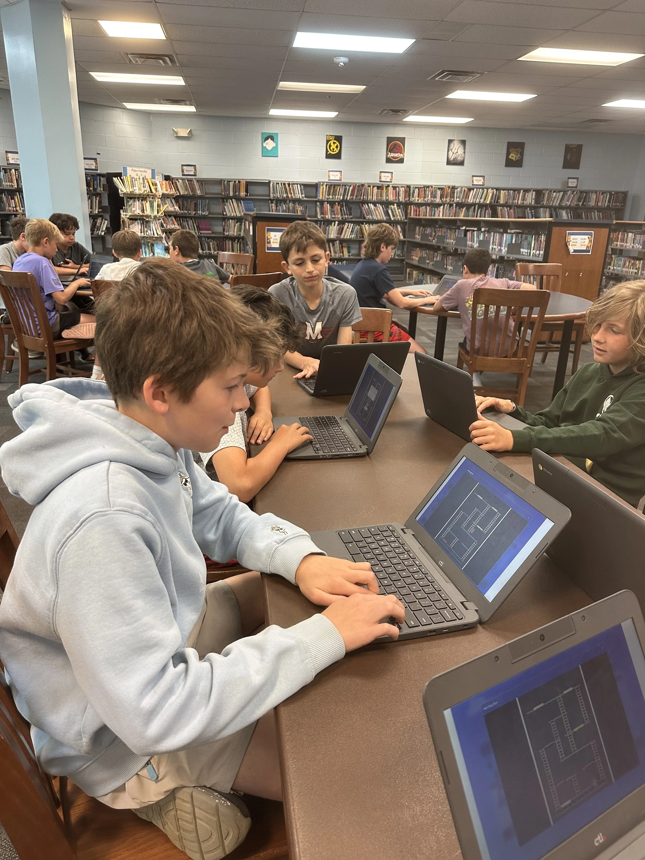 KNOLLWOOD-26-kids-playing-games-on-laptops.jpeg