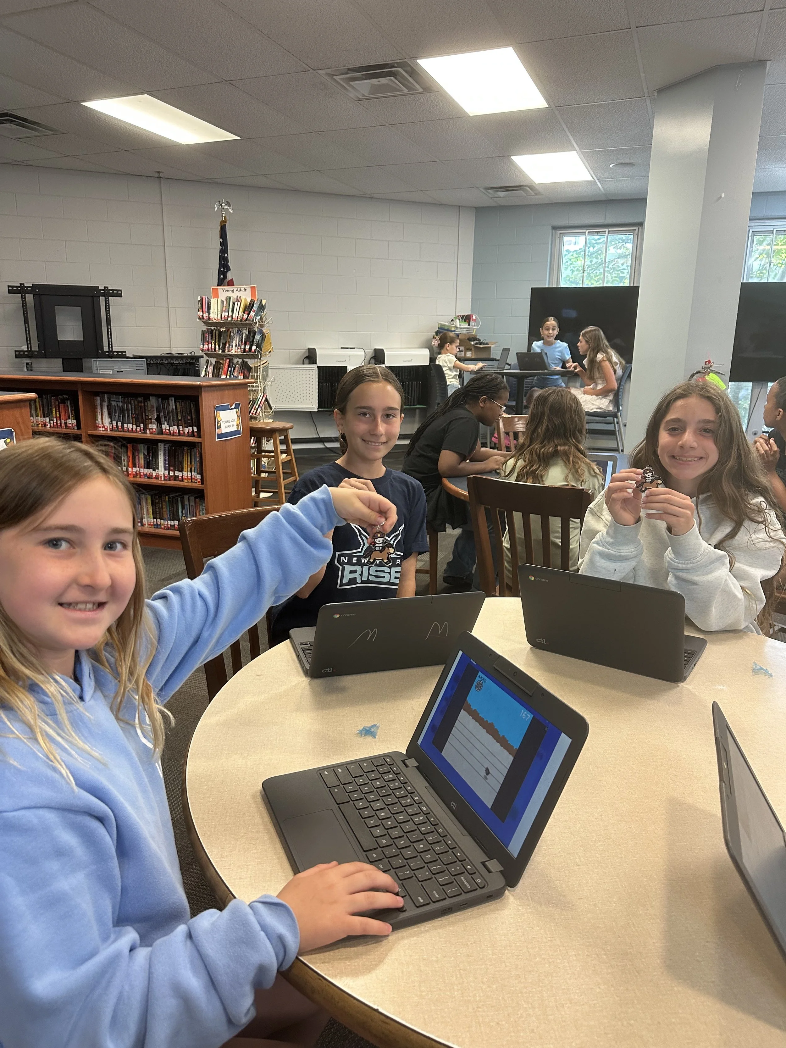 KNOLLWOOD-36-girls-at-laptop-smiling.jpeg