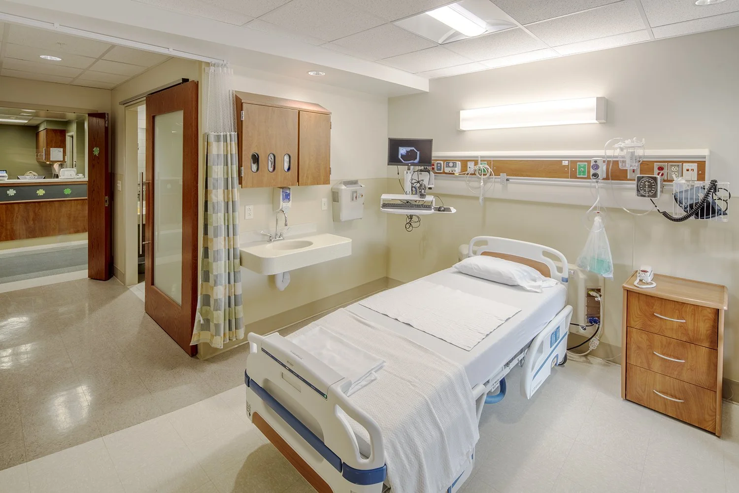SMC_ARU_Int_InPatientRoom_4748-Revette.jpg