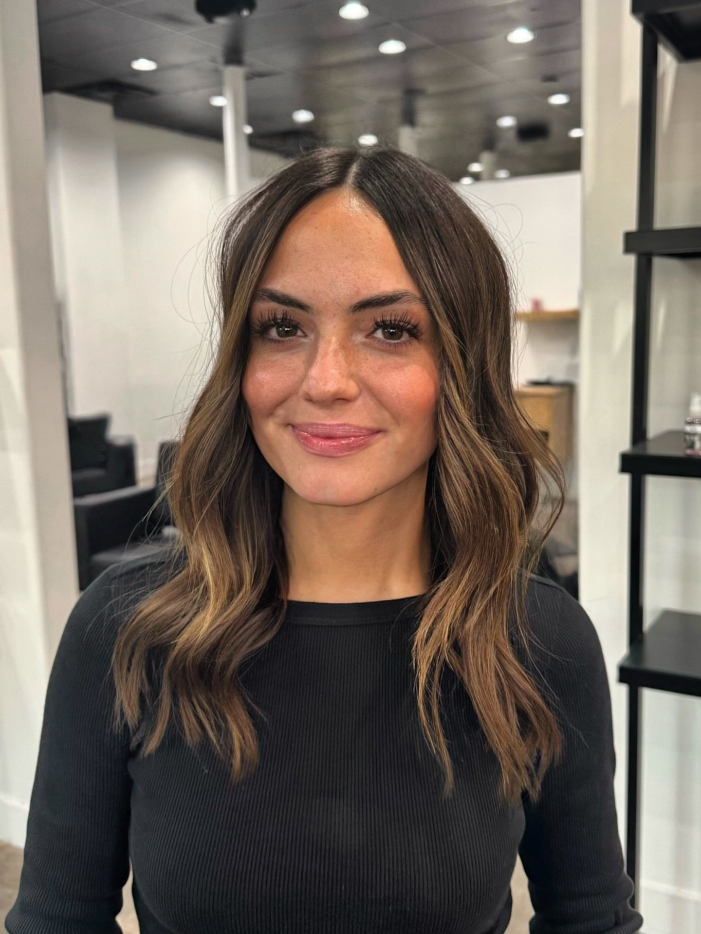 Our newest lady to the team 💕 McKinly is now accepting new hair clients and can&rsquo;t wait to get you in, just in time for the holidays! 🎄 Check for her name when booking online!🫶🏻 
#utahsalon #utahhairstylist #utahhair #daviscountyhair #syracu