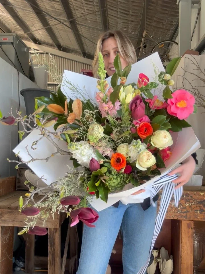 Bunch of the day filled with gorgeous seasonal blooms, featuring some of my ranunculus freshly picked this morning from the cutting garden. 🌸🐝🌼

Order your flowers for the rest of the week via our website www.chelsiefloraldesign.com.au or send me 