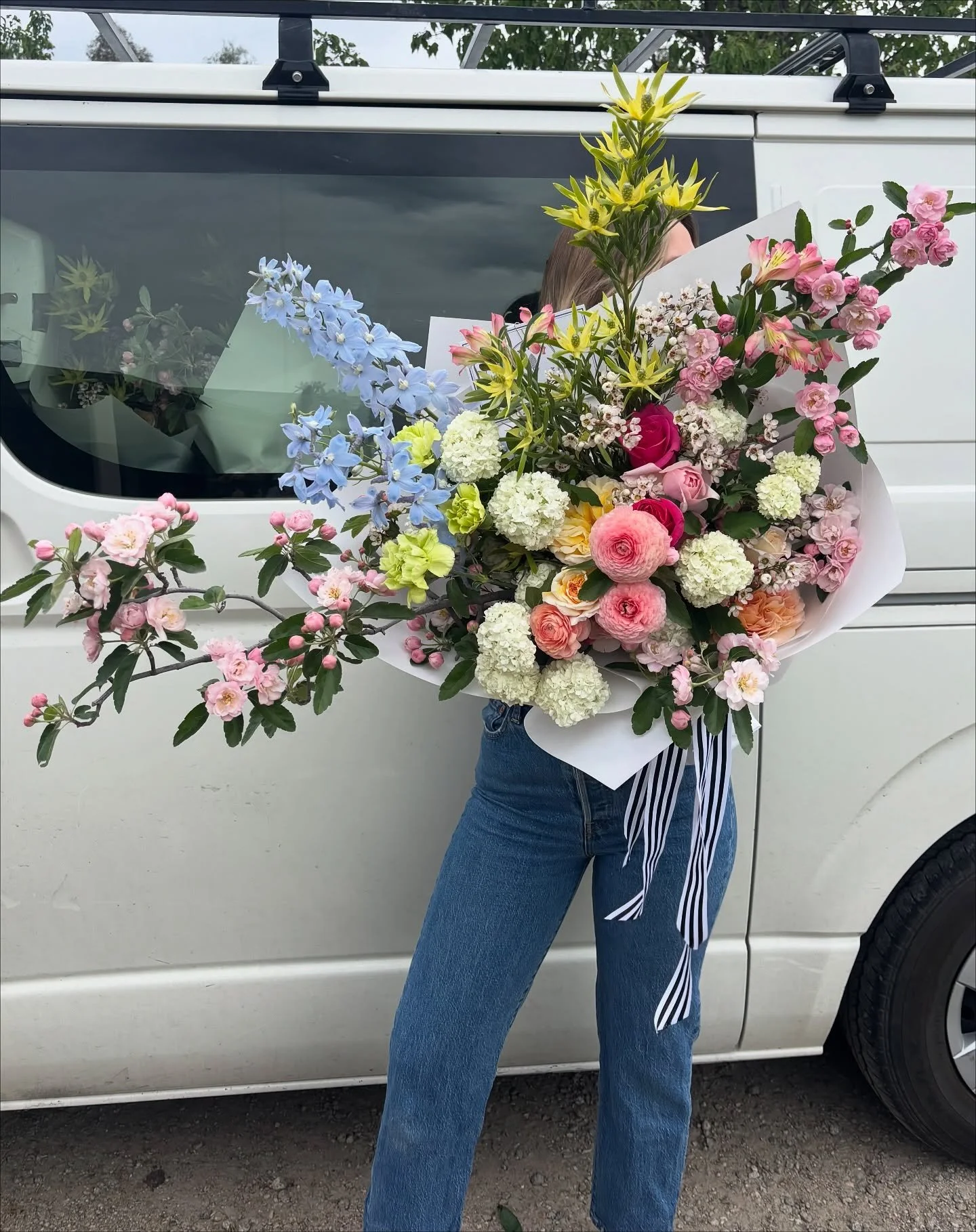Freshly harvested from the flower farm this morning. 🌸🌸🌸
Crabapple branches, snowball viburnum, delphiniums, ranunculus and roses all picked in perfect bloom. There&rsquo;s nothing quite like flowers grown and gathered straight from the garden, fu