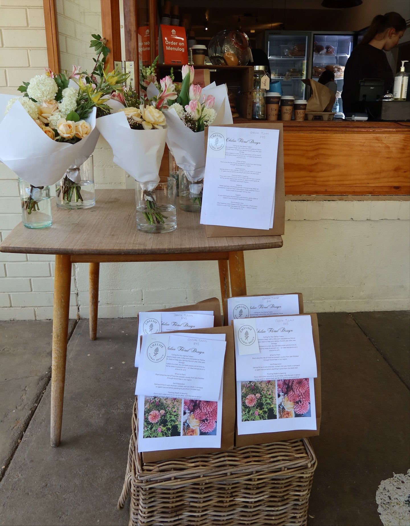 As of tomorrow, you can now pick up our farm fresh, garden-style bunches daily at Pemberton Pantry.☕️🌸☕️🌸

Perfect for when you&rsquo;re on the go and need flowers for someone special, or just to brighten your own day. 🌸🌸🌸

Pemberton Pantry is o