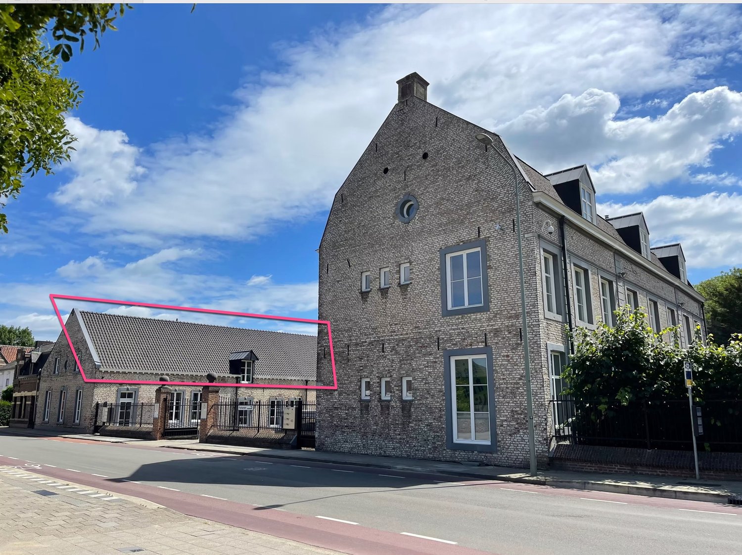 Het koetshuis van Medisch Centrum De Wittevrouwenhof, gezien vanaf de Wethouder van Caldenborghlaan, met het koetshuis gemarkeerd