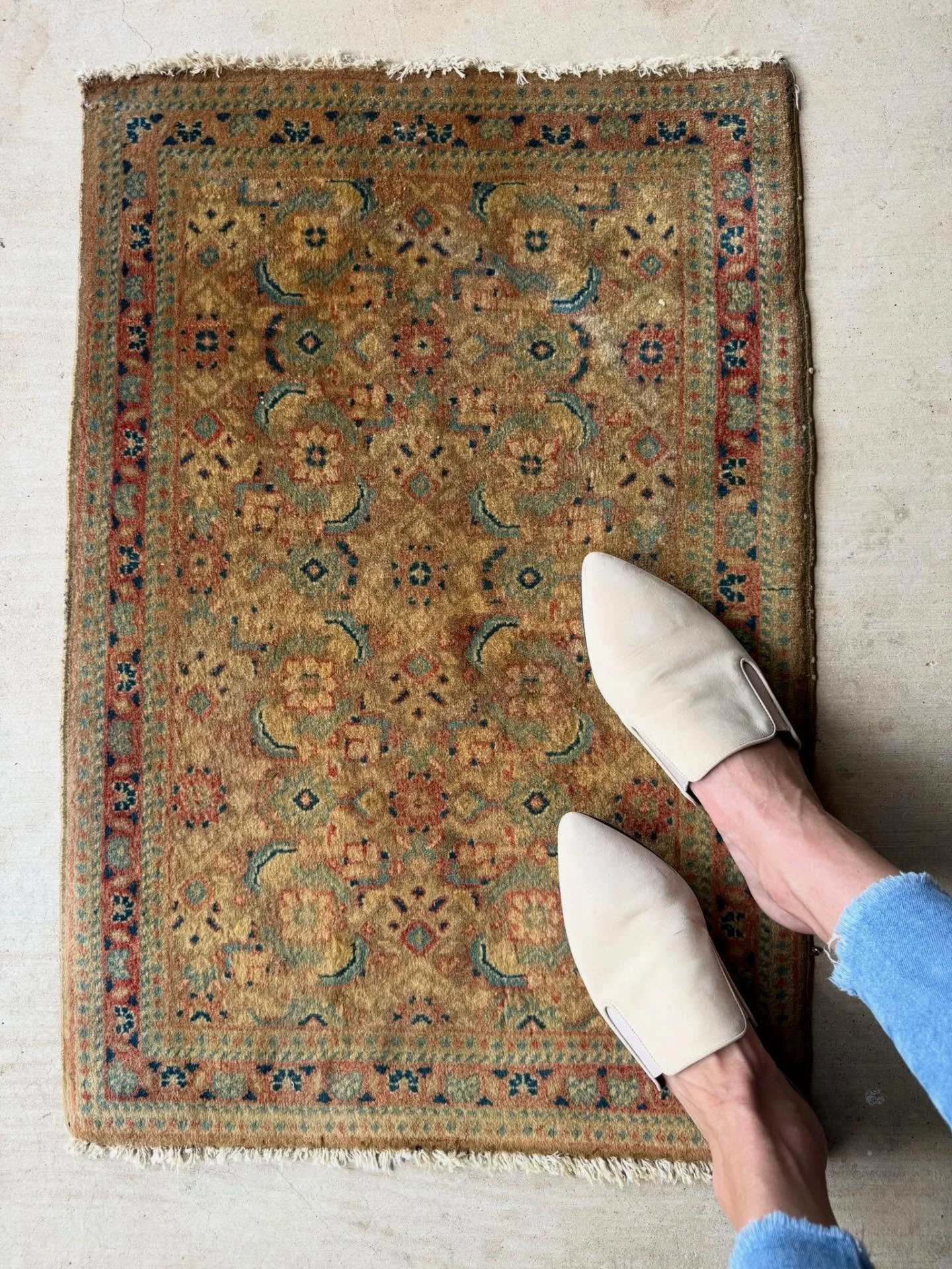 They call her Golden Honey, and trust us&hellip; one taste and you&rsquo;ll want it all. 
Petite, vintage, and dripping with character &mdash; the kind of rug that makes your floor feel flirty.

1&rsquo;9 x 2&rsquo;7 | $145

No. 917 | Golden Honey

L