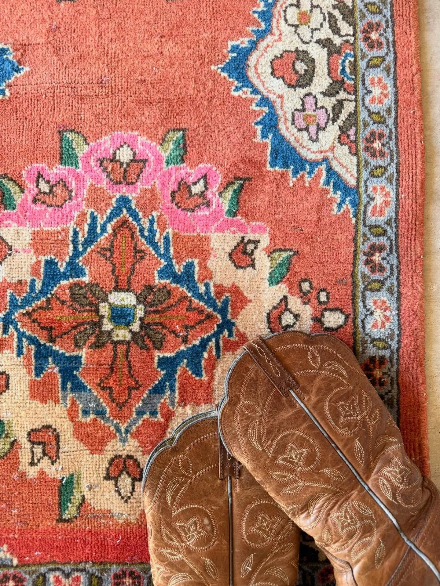 Playful. Soulful. Full of story.
Painted Poppy is pure happiness underfoot, a vintage bloom that never fades. 🌷

#TheRugLadies #VintageRugs #ColorfulHome #AustinHomeStyle #BohoDecor #SouthAustin #VintageHome