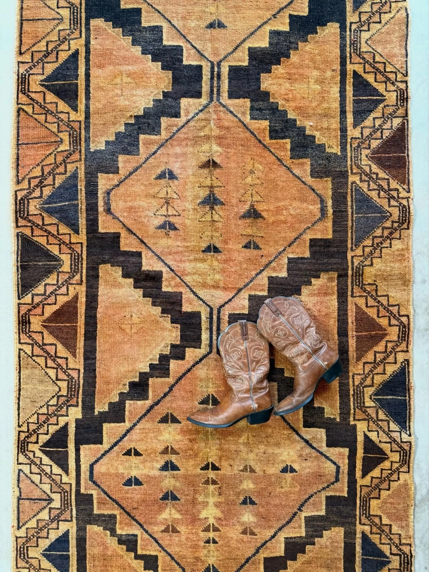 Gilded Arroyo, glowing like canyon light at golden hour.
Copper, ember, and espresso tones woven into a story that only hand-knotted wool can tell.

4&rsquo;4 x 10&rsquo;4 | Gilded Arroyo
 
Peek the full listing via the link in our bio.