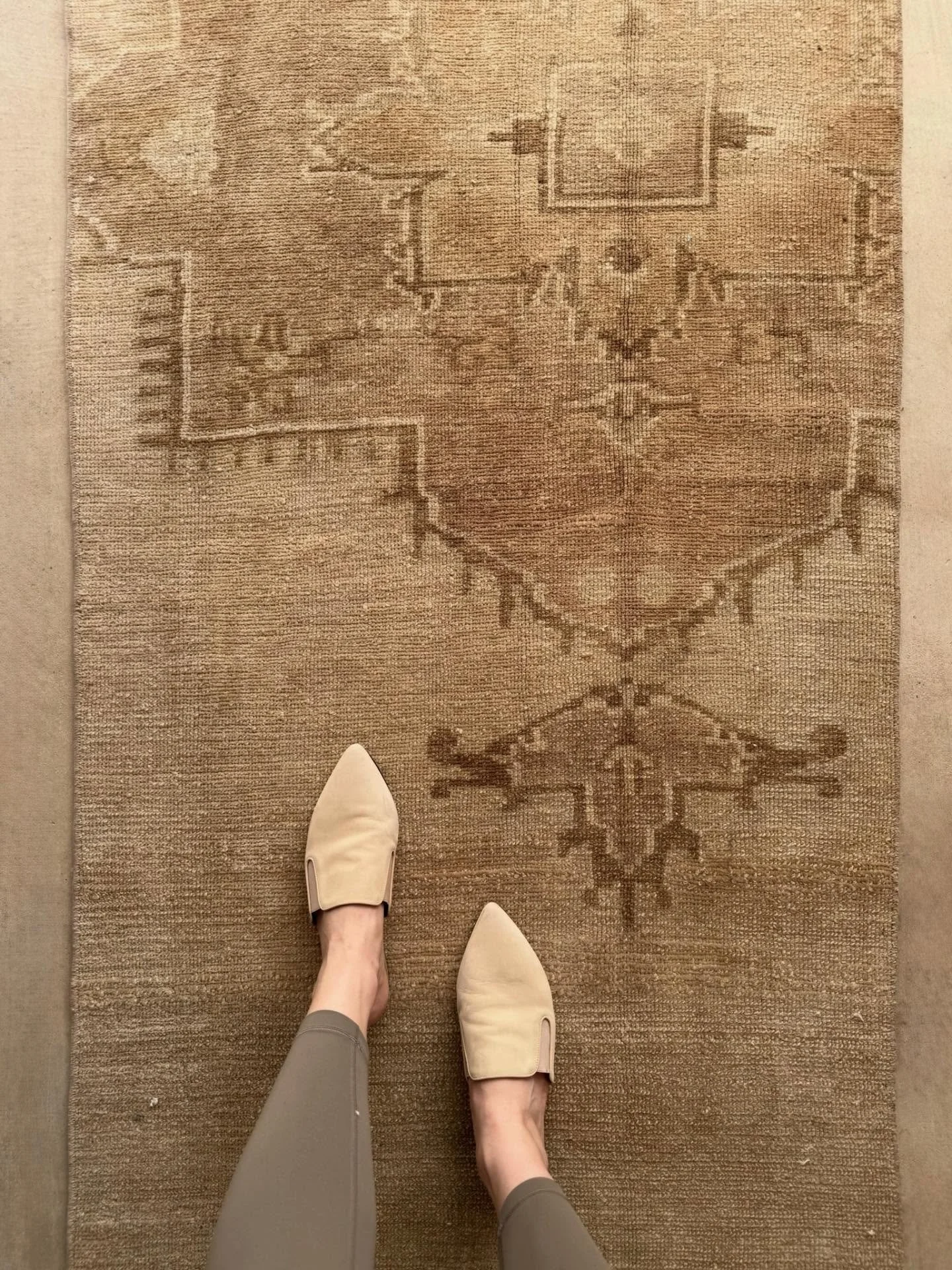 Hearthstone loom is a runner that quietly transforms a space.
Warm, time-softened tones and classic geometry come together in a piece that feels grounded, elegant, and endlessly livable.
Designed to bring character to hallways, kitchens, and layered 