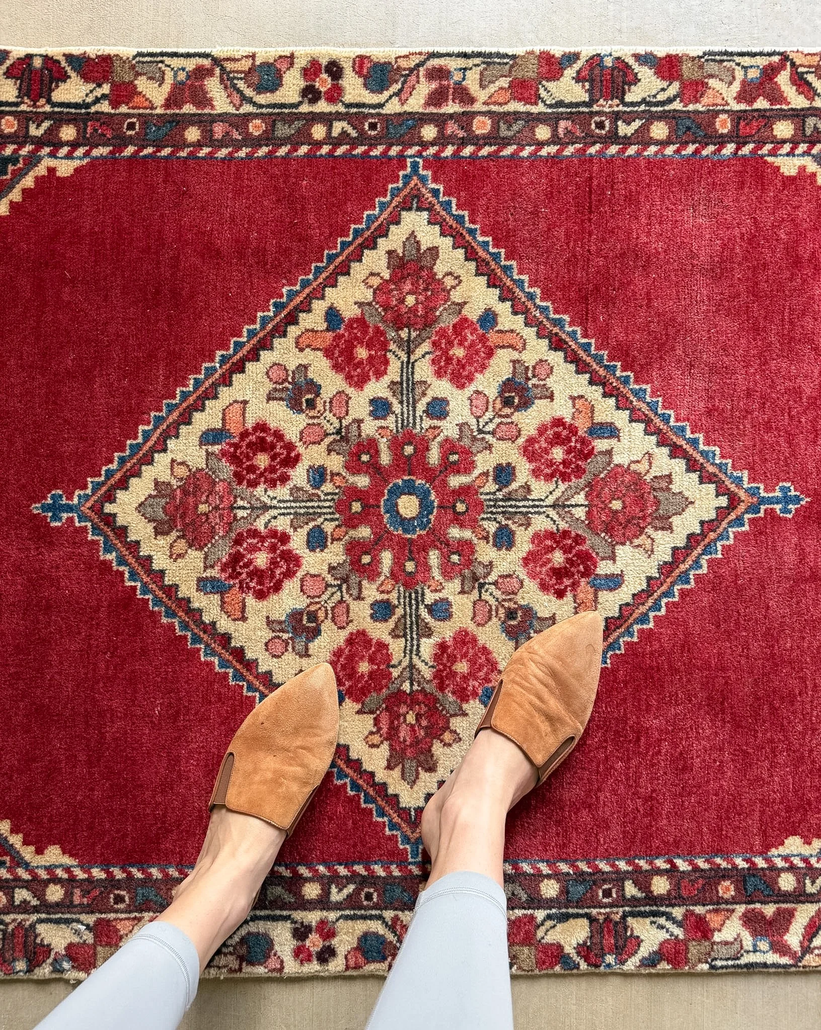 Red Rose Room | 3’2 x 5’8