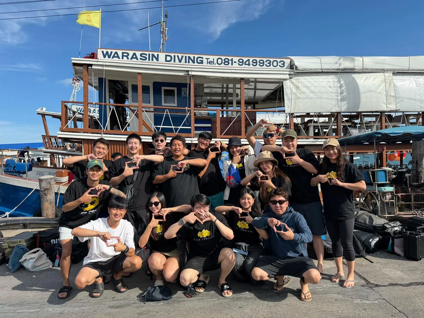สัปดาห์ที่ผ่านมา Dive Terminal ขอต้อนรับ Diver ใหม่ทั้ง 2 ทีม
🤿 ทีม 1: เรือวราสิน
นำทีมโดย ครูตั้ง ครูบูม ครูตั๋ง :: DMT เกรท &bull; เอิท &bull; กร
🦈 ทีม 2: The Shark
นำทีมโดย ครูเบส ครูชี้ค ครูจั้ม :: DMT Benz

ต่อไปนี้พวกคุณคือ นักดำน้ำเต็มตัว จะ