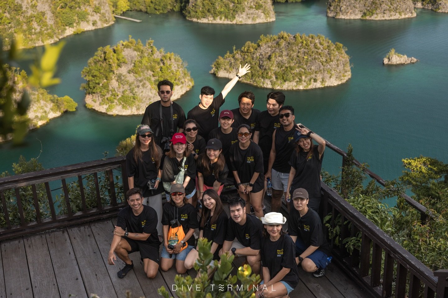 ก่อนทริปราชาอัมพัตจะเริ่ม คำถามแรกที่ทุกคนคิดเหมือนกันคือ
&ldquo;ราคาที่จ่าย&hellip;คุ้มไหม?&rdquo;

คำตอบคือ คุ้มยิ่งกว่าคุ้ม 🐠🌊
ดำน้ำ 23 ไดฟ์
2 เดินเขา
2 Snorkel

Landscape สุดปัง
ตั้งแต่ฝูงปลาสุดแน่น ไปจนถึงตัวจิ๋วที่ซ่อนตัวอย่างมีเสน่ห์
ทุกไดฟ์