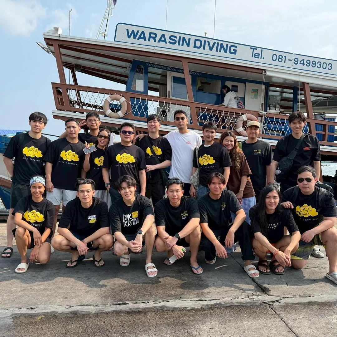 หลายคนอาจเคยคิดว่าการดำน้ำเป็นเรื่องยากและอันตราย
แต่ความจริงแล้ว ทุกอย่างสามารถจัดการได้ด้วย
การสอนที่ครบถ้วน อุปกรณ์ที่ได้มาตรฐาน
การฝึกฝนอย่างถูกวิธีจนชำนาญ และความใส่ใจของครูและทีมงานทุกคน

องค์ประกอบเหล่านี้ช่วยให้นักดำน้ำมือใหม่
ได้ดำน้ำอย่างปล