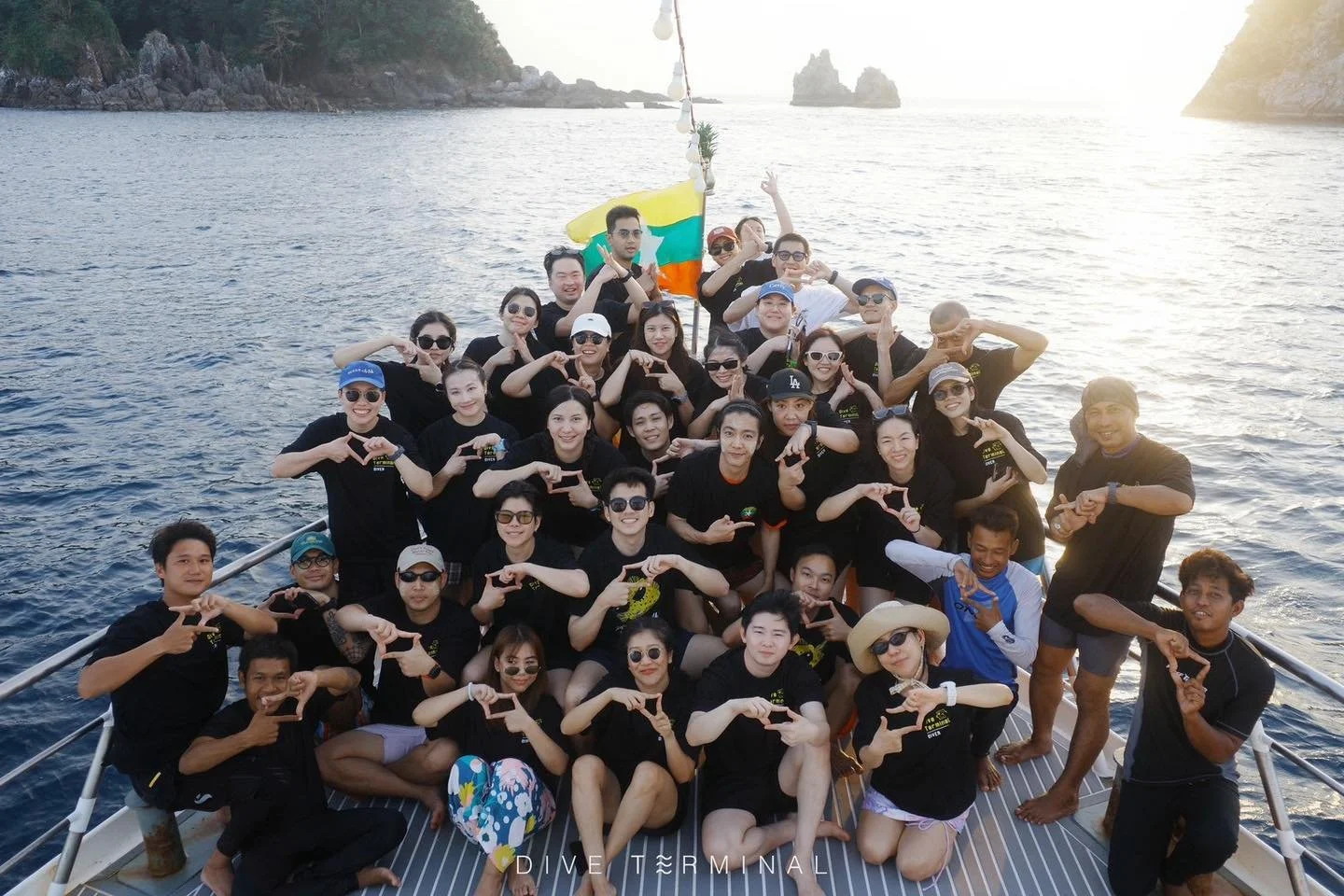 🌊 จบทริป &ldquo;นาวโอพี&rdquo; พม่า 🇲🇲 (Nyaung Oo Phee Island)
ทริปนี้คือคำว่า&hellip; โคตรคุ้ม!
✅ Bull Shark 2 ตัว อ้วนตับ🦈
✅น้ำใสแบบมองเห็นพื้นทราย🏝️
✅ ปะการังแน่นแบบไม่ต้องซูม

แดดดี น้ำใส คลื่นน่ารัก ทุกไดฟ์คือรอยยิ้ม ทุกมื้อคือเสียงหัวเราะ 