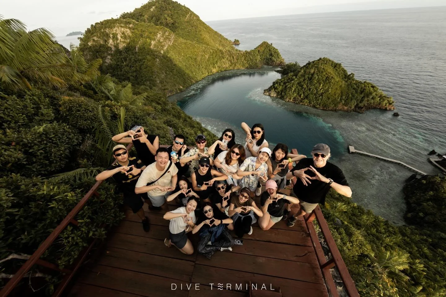 Heart Lagoon, Misool 💙

ที่นี่ไม่ได้เป็นแค่รูปหัวใจของทะเล ❤️❤️

แต่มันเหมือนเตือนว่า&hellip;

เราไม่ได้ตกหลุมรักแค่สถานที่
แต่อาจตกหลุมรัก &ldquo;ความรู้สึก&rdquo; ที่มันให้ก็ได้ 🌊

#HeartLagoon #Misool #RajaAmpat #