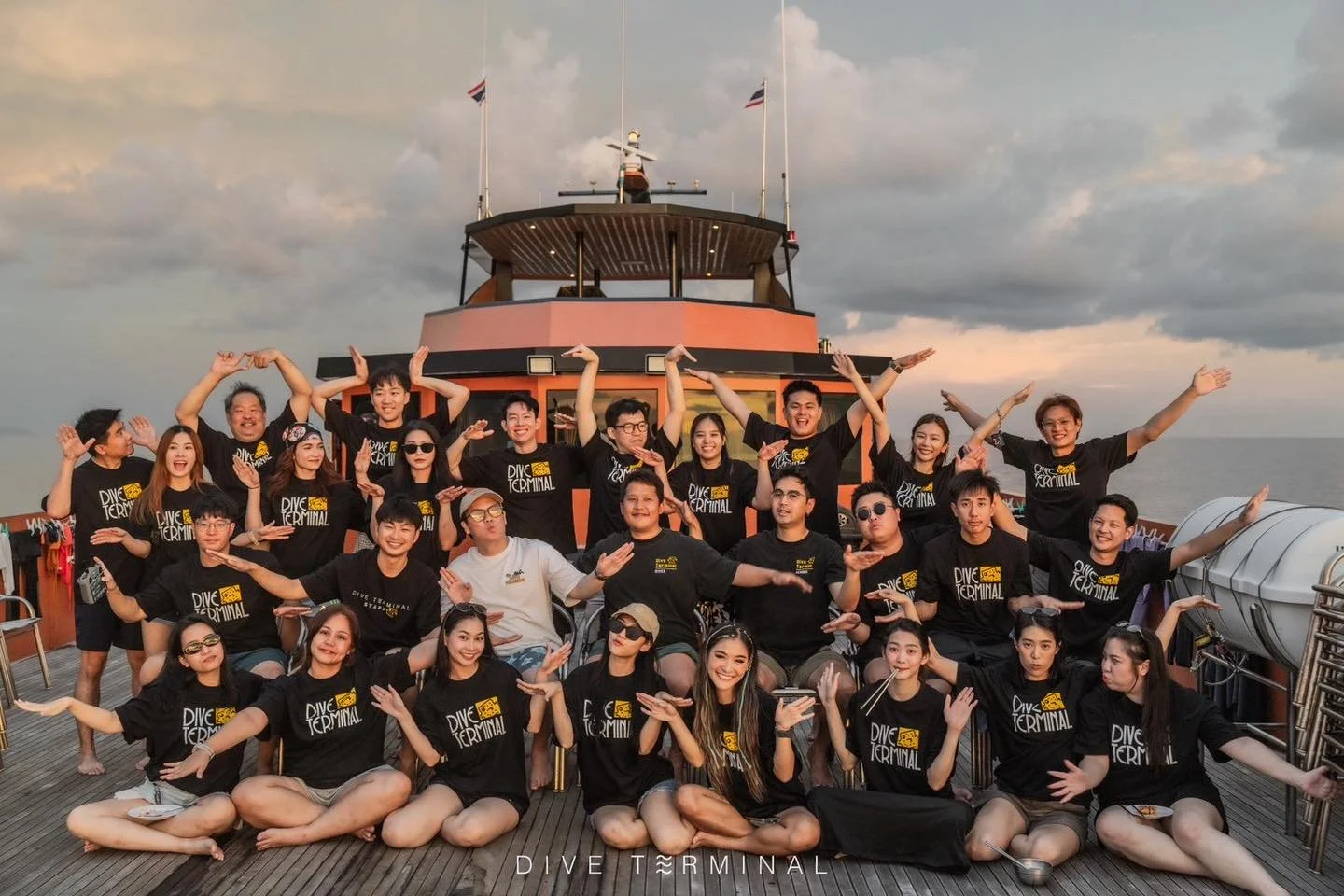 จบทริปอันดามันใต้ 🌊
ทริปที่ไม่ได้มีแค่การดำน้ำ&hellip;แต่มีแต่ &ldquo;ความบันเทิง&rdquo; เต็มลำเรือ 😂🔥

เสียงหัวเราะทุกไดฟ์
มิตรภาพทุกมื้อ
และโมเมนต์ดี ๆ ที่เกิดขึ้นแบบไม่ต้องพยายาม

ขอบคุณทุกคนที่ทำให้ทริปนี้ &ldquo;มันเกินคุ้ม&rdquo;
ทั้งบนเรือ 