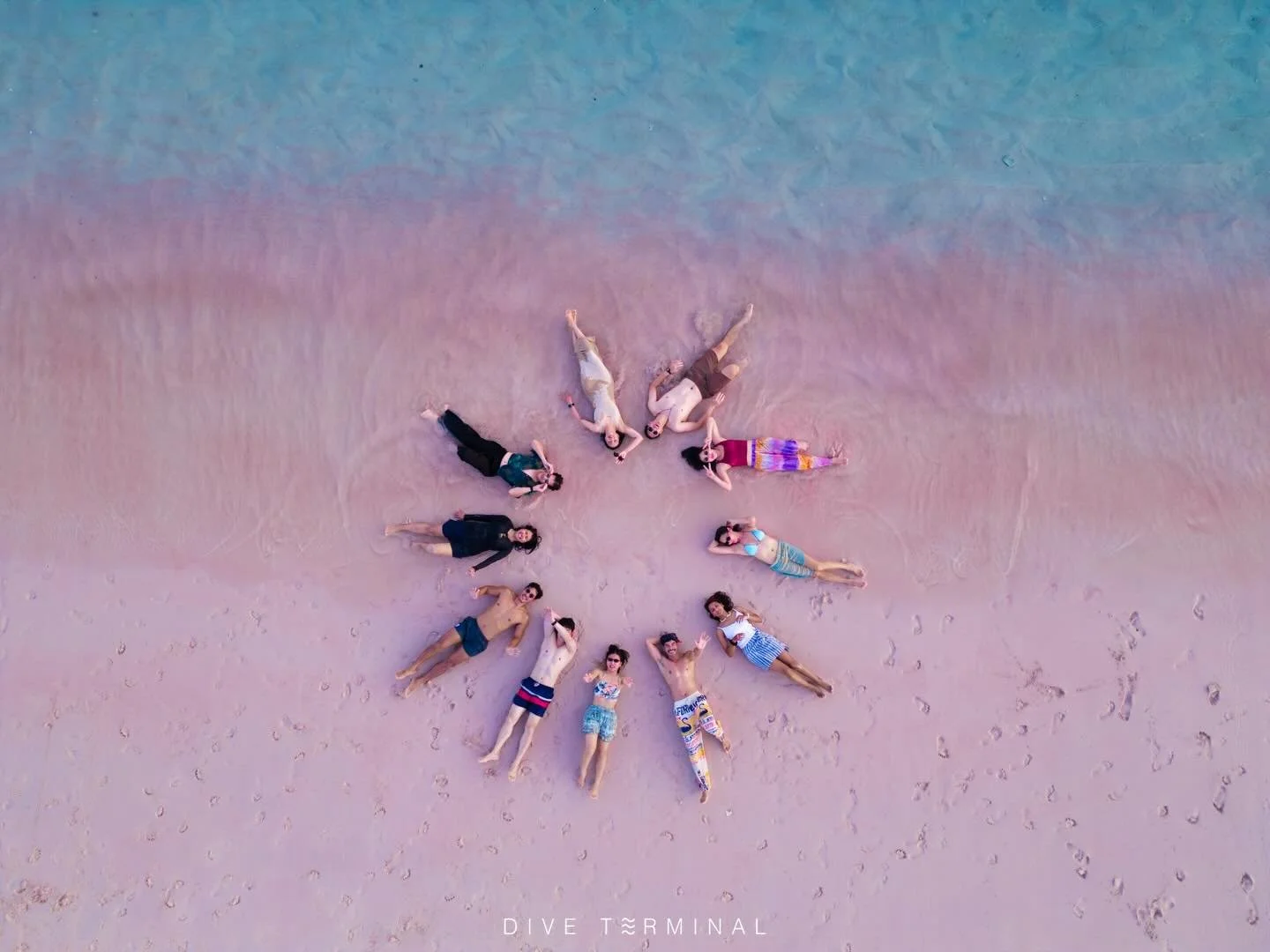 Pink Beach, Komodo 🇮🇩

หนึ่งในไม่กี่หาดทรายสีชมพูของโลก ที่สีของหาดเกิดจากเศษปะการังสีแดงเล็ก ๆ ผสมกับทรายขาว จนกลายเป็นสีชมพูอ่อน ๆ ตัดกับน้ำทะเลสีฟ้าใส

ใครฝันอยากมาเห็น Pink Beach ด้วยตาตัวเอง ปี 2027 ยังมีที่ว่างใน 3 รอบนี้ ✨

📍 Komodo

🗓️ (1