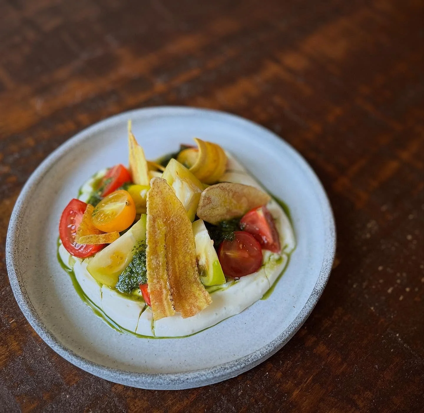 Heirloom tomato salad with whipped citrus ricotta and a mojo verde vinaigrette. Crispy fried plantain chips. 
🇵🇷

 #sacramento #puertorican
#dining #sacramentodining
#sacramento
#puertoricancuisine #comidacriolla 
#igfood #foodart #puertoricanfood 