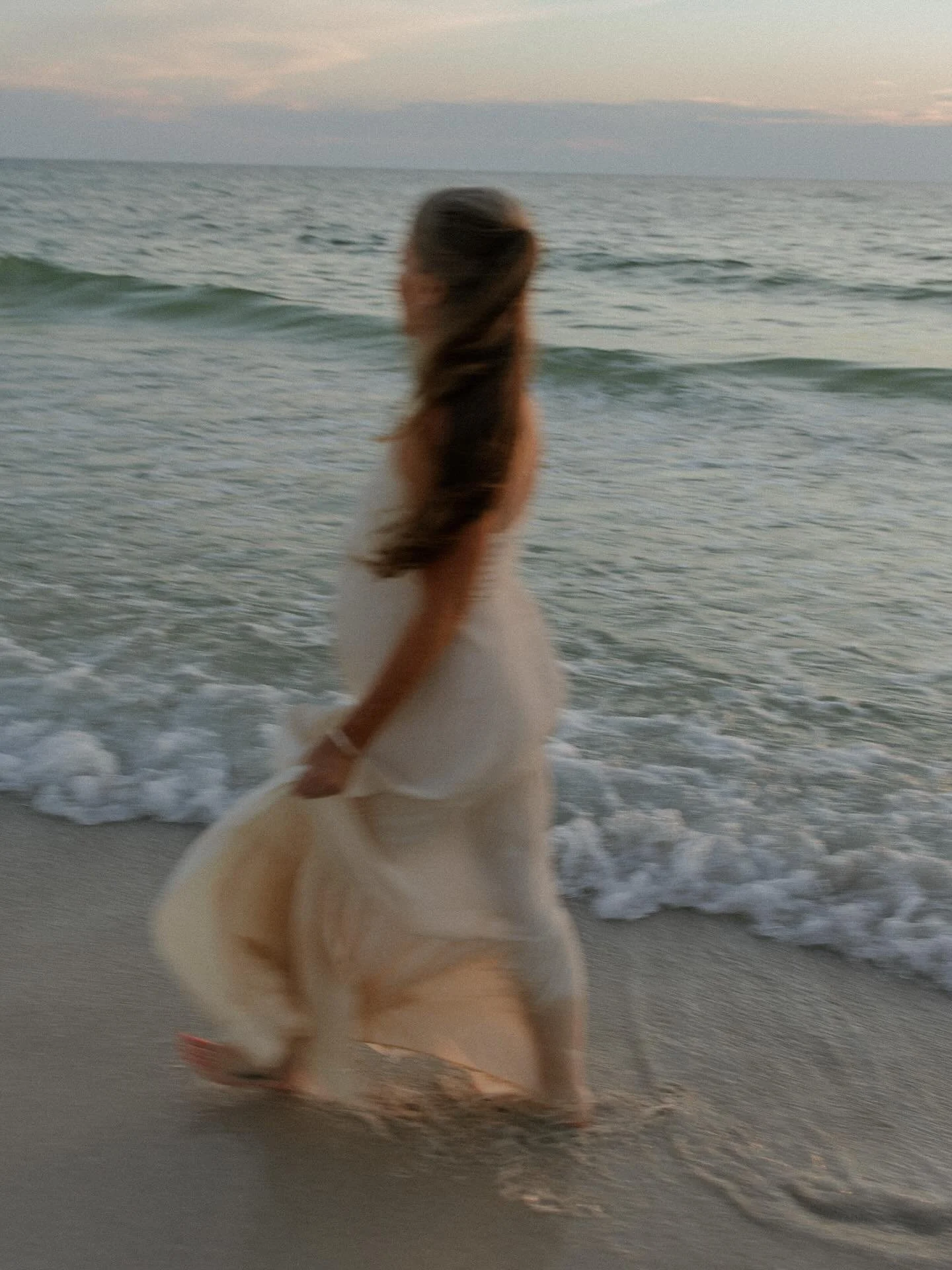 Sunset shoots on the beach will always be the most magical thing for me 🐚 

#tampaphotographer #sarasotaphotographer #sarasotaweddingphotographer #tampaportraitphotographer #floridaportraitphotographer #annamariaislandphotographer #siestakeyphotogra