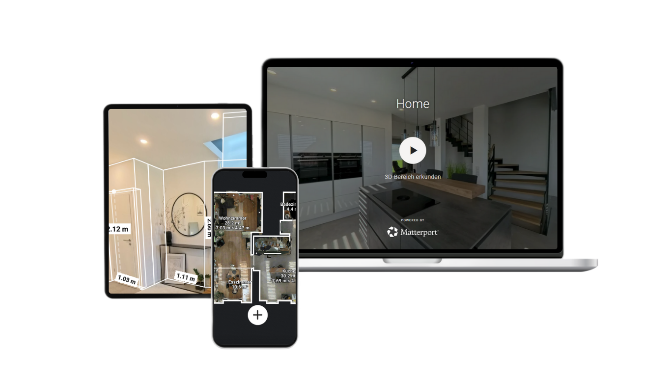 Digitales Haushaltsmodell mit Smartphone, Tablet und Laptop, zeigt 3D-Grundriss und virtuelle Wohnraumansichten.