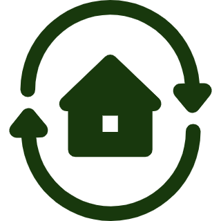 Ein Haus in der Mitte, umgeben von einem grünen Recycling- oder Nachhaltigkeitssymbol.