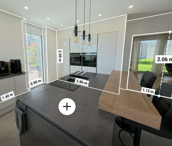 Modern offenes Küchen- und Wohnbereich mit weißen Wänden, großen Fenstern, dunklen Möbeln und Küchenappliances, mit Maßangaben in Metern