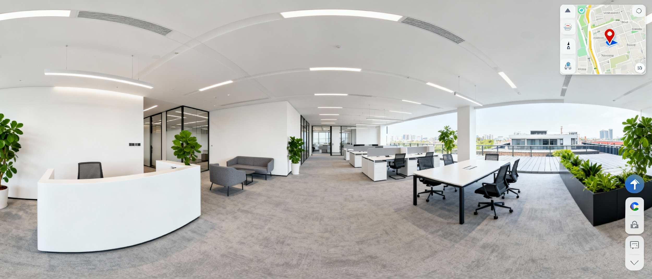 Helles, modernes Büro mit weißen Wänden, Sitzgelegenheiten, Schreibtischen, Bürostühlen und großen Fenstern mit Stadtblick, dekoriert mit grünen Pflanzen.